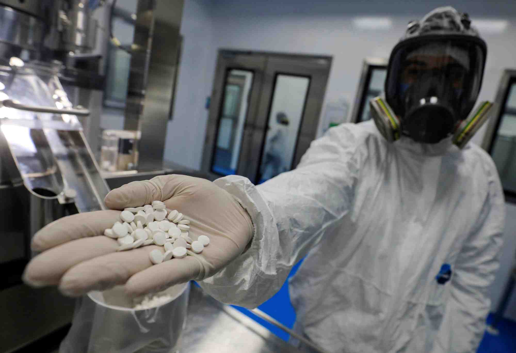 Un technicien de laboratoire tient des comprimes
