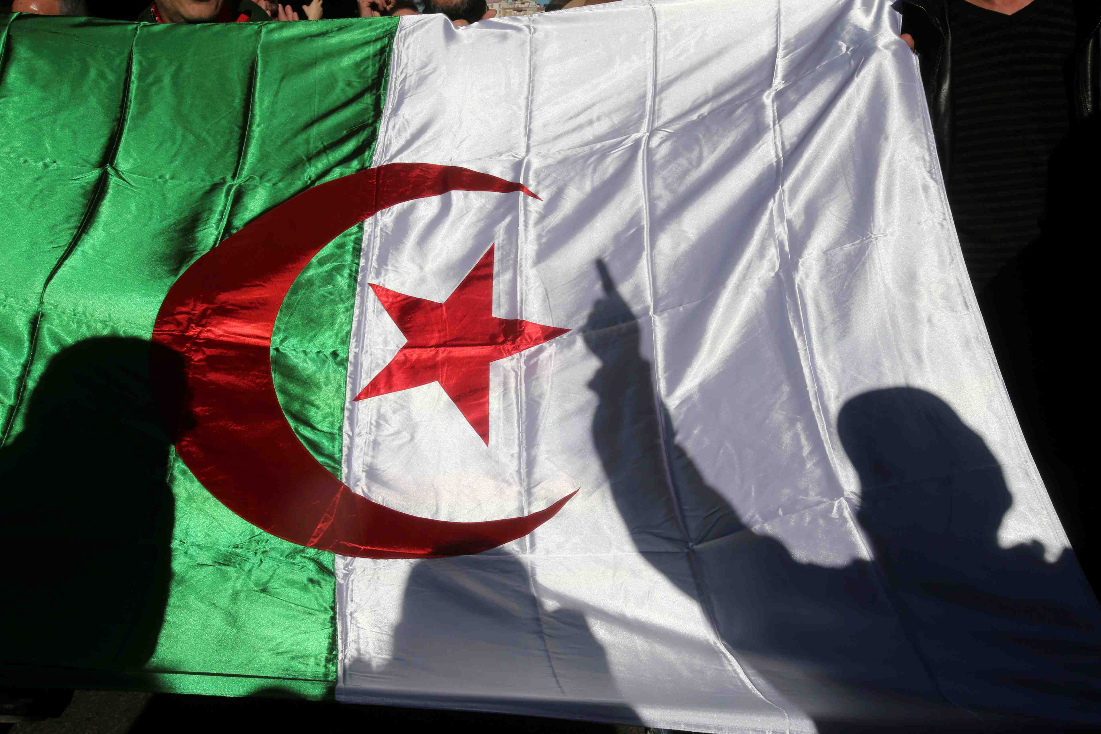 Les autorites algeriennes liberent des dizaines de manifestants