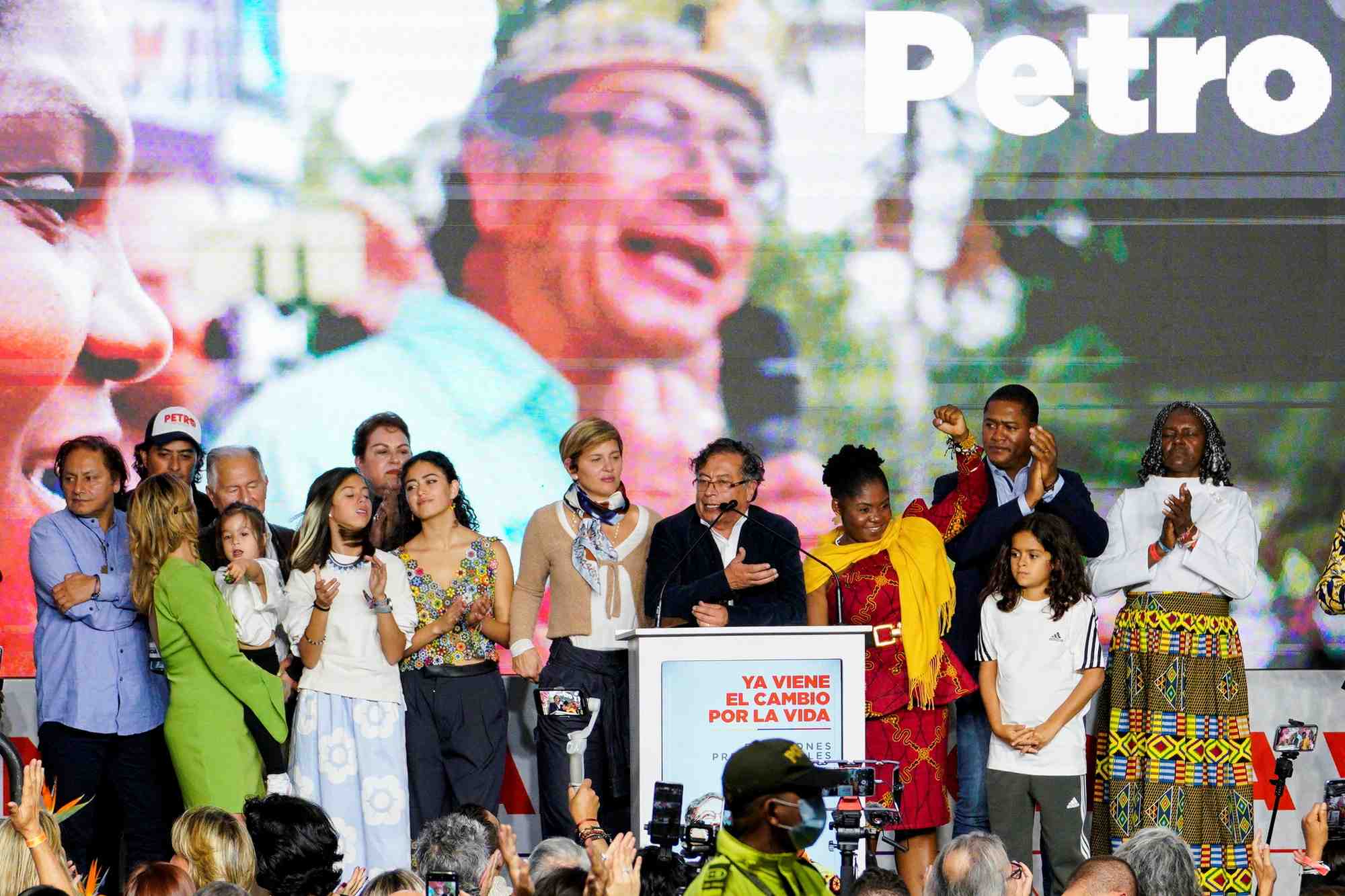 Colombie: le candidat de gauche gustavo petro en tete du premier tour de la presidentielle