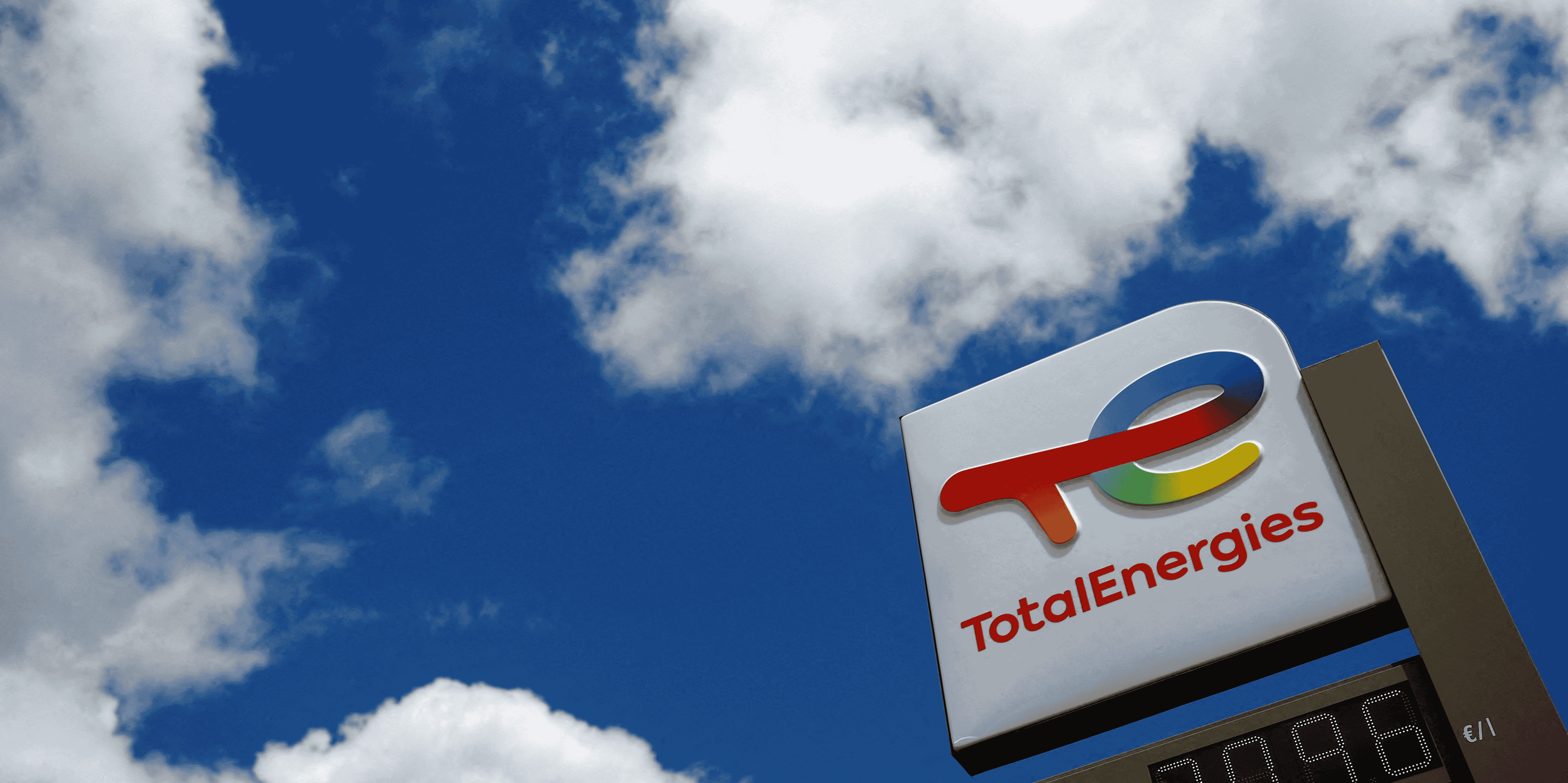 Un panneau portant le logo de totalenergies est photographie dans une station-service a nantes