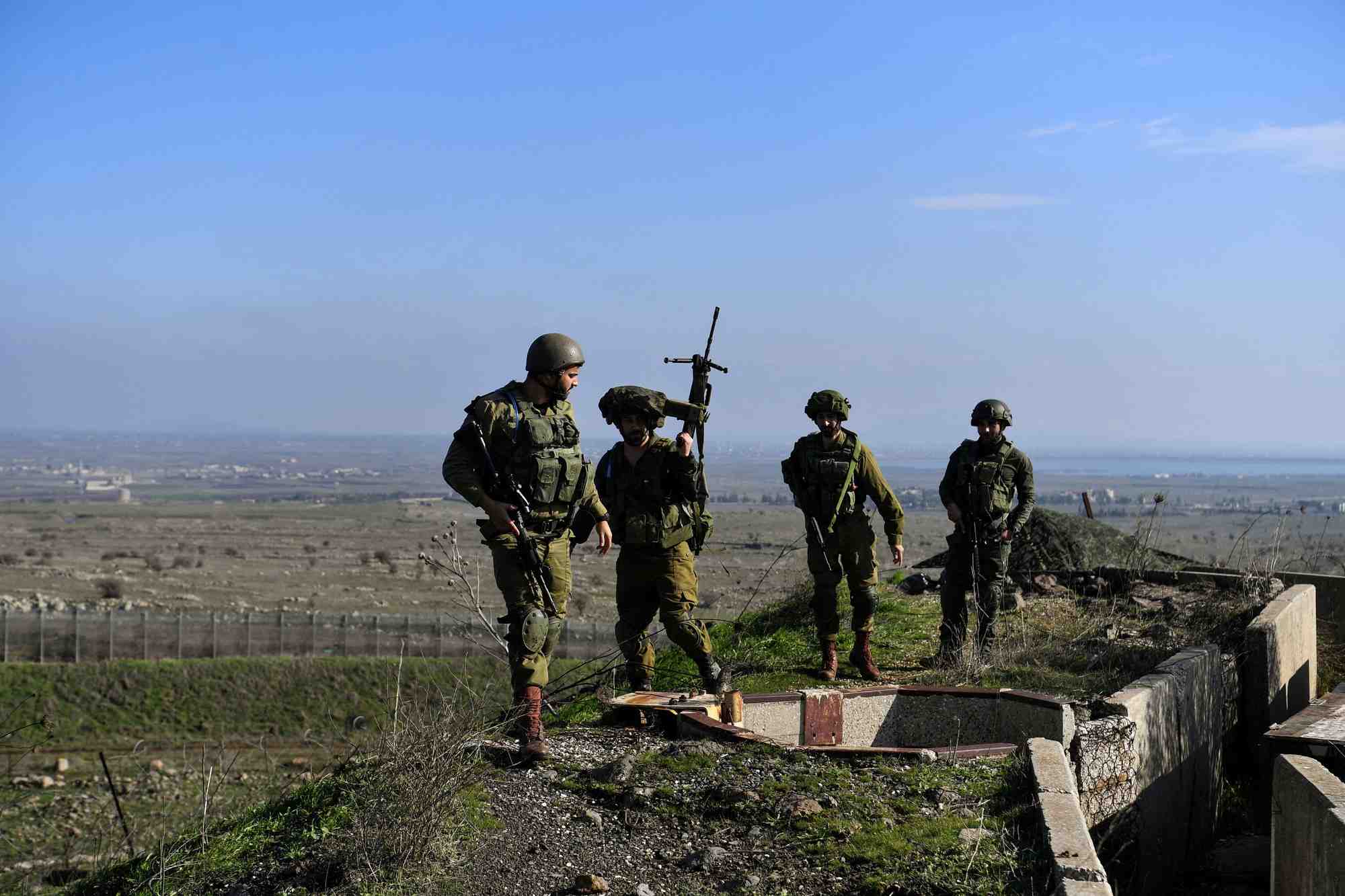 Des soldats israeliens operent sur le plateau du golan occupe par israel, pres de la frontiere avec la syrie