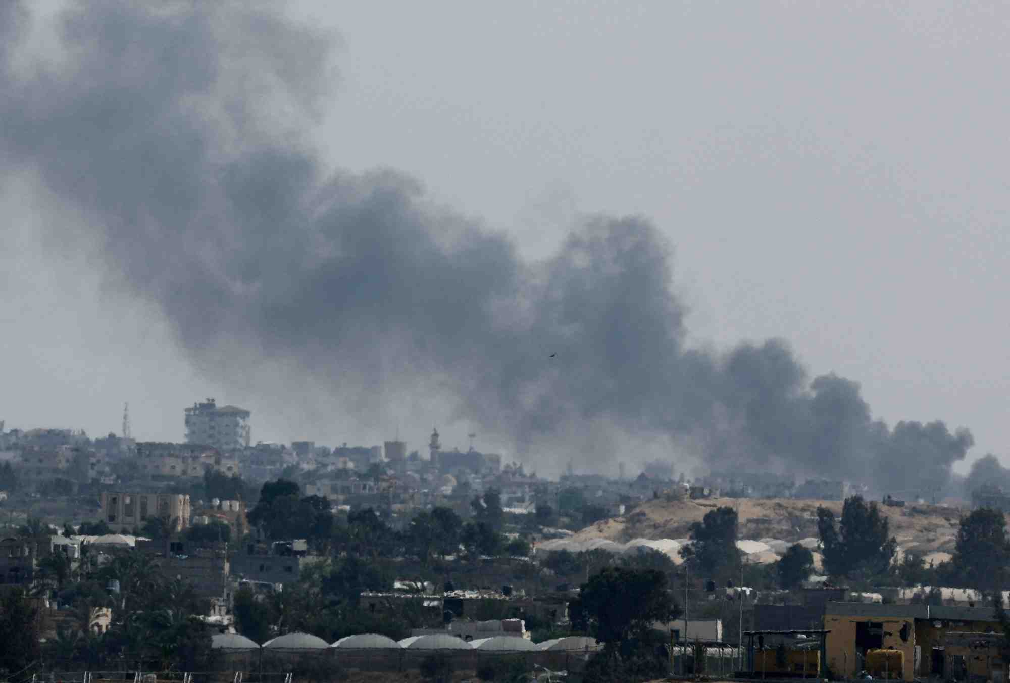 De la fumee s'eleve apres des frappes israeliennes sur rafah