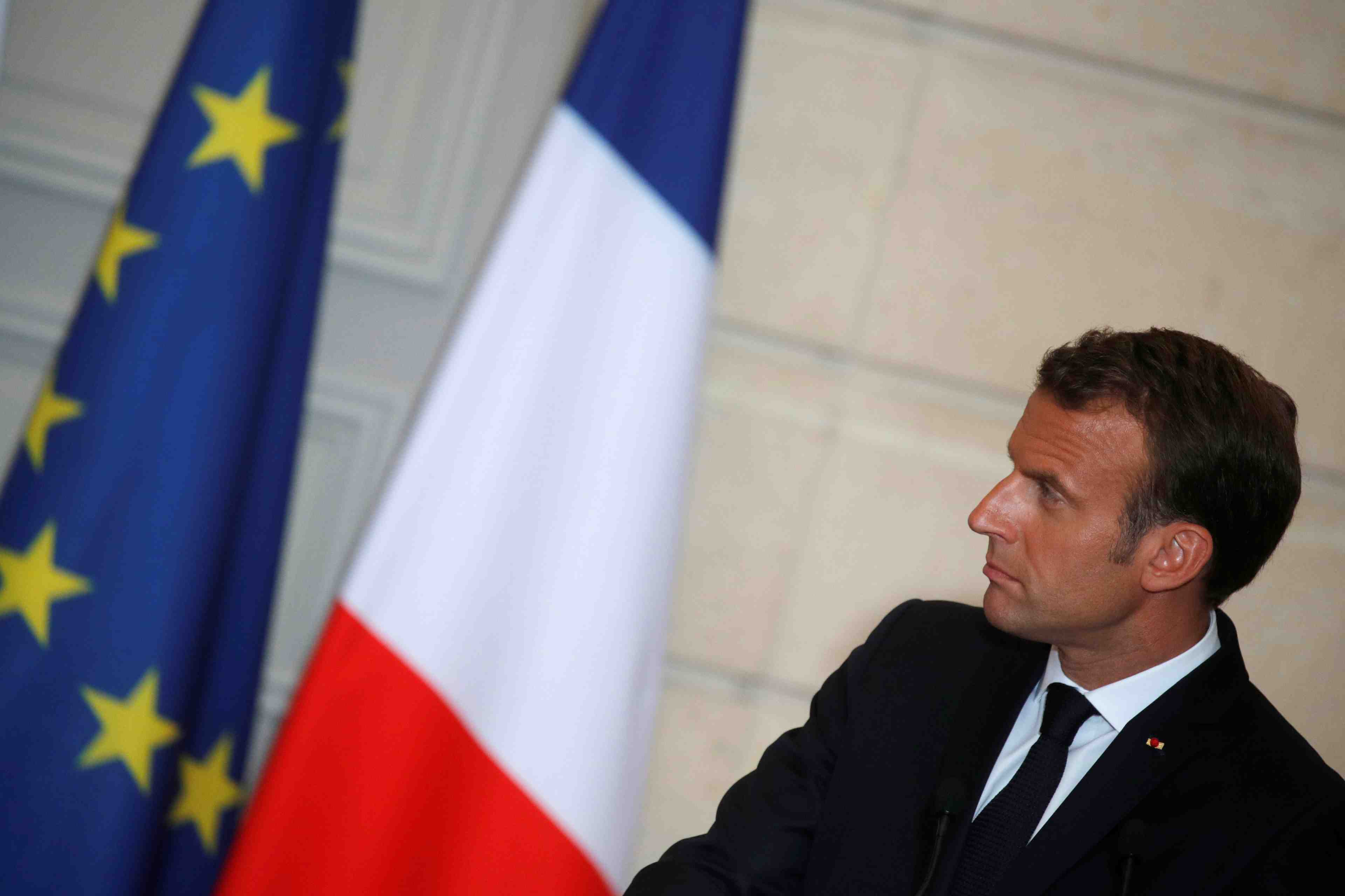 Macron invite par des proches a requilibrer sa politique