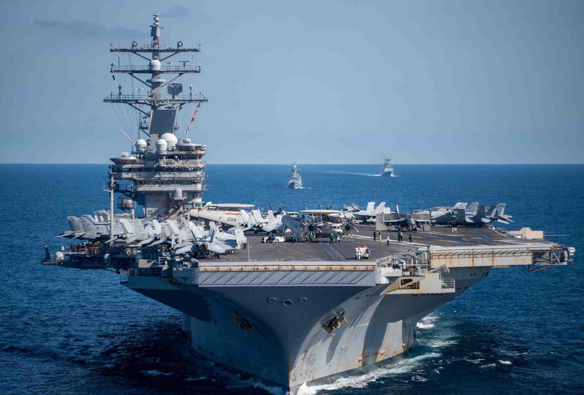 Photo d'archives de navires de la marine sud-coreenne et americaine