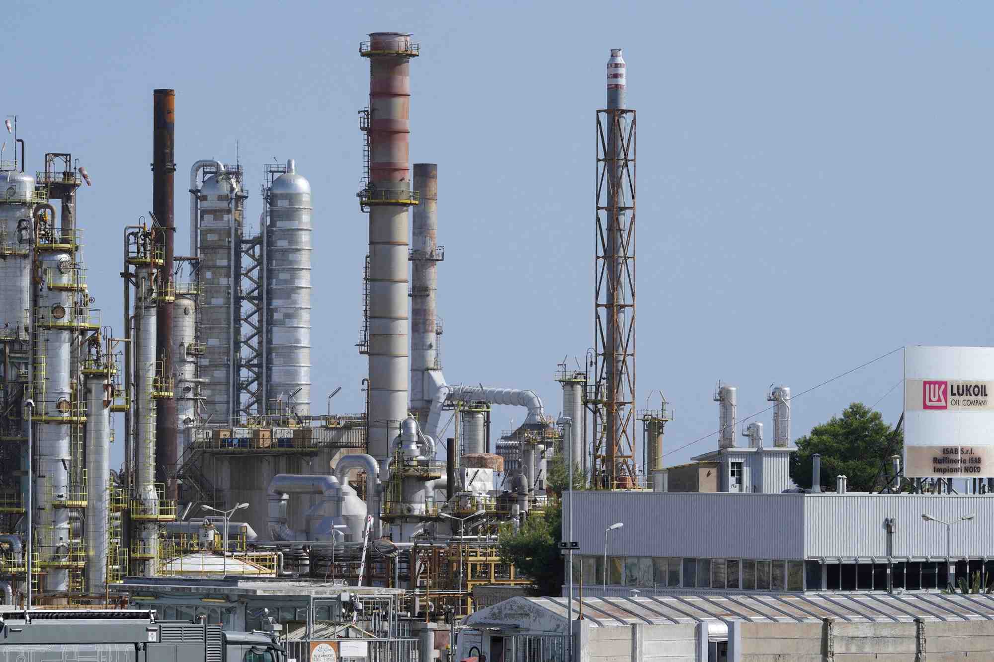 L'usine isab, la raffinerie de petrole appartenant a lukoil en sicile