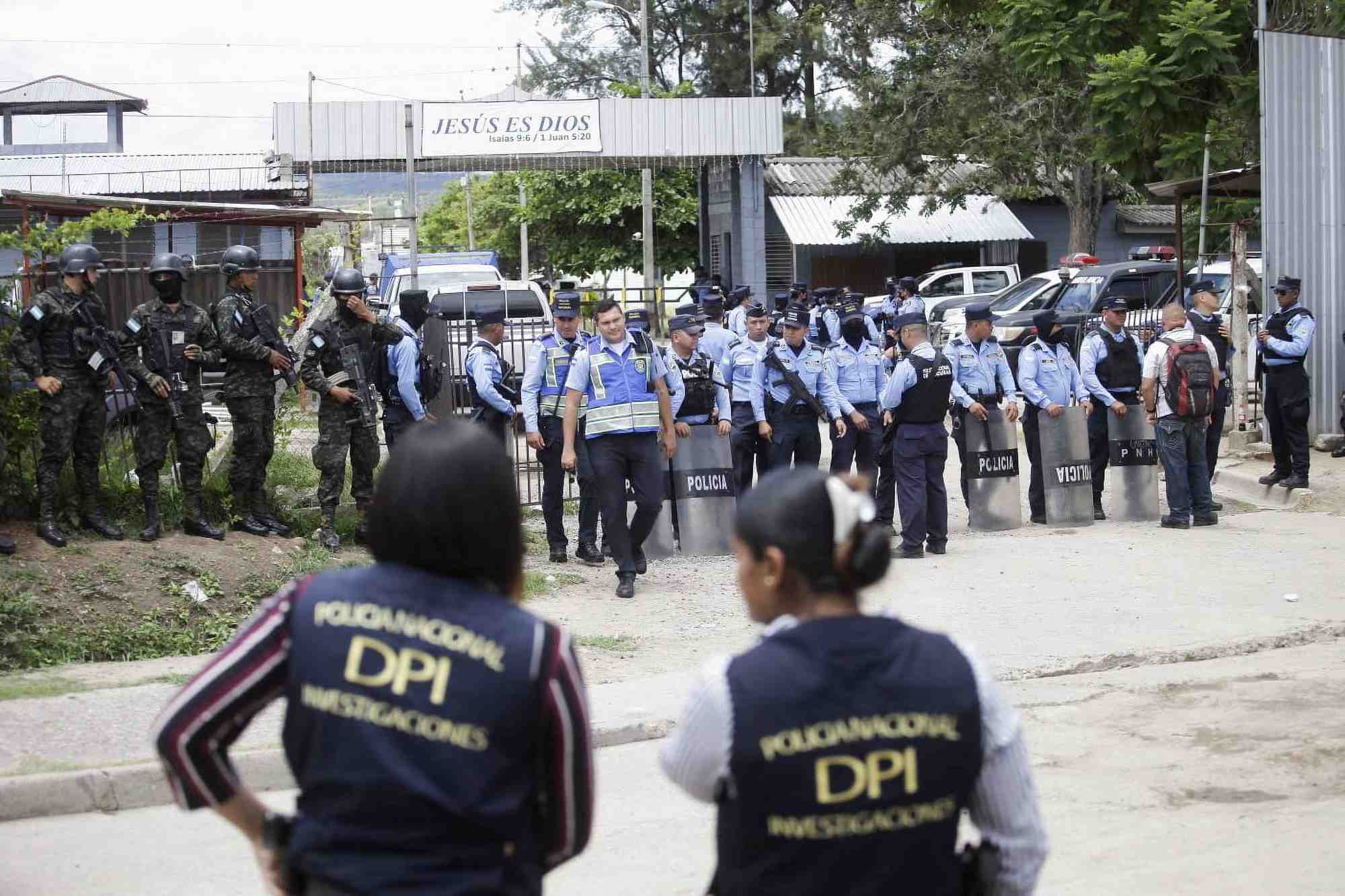 Les forces de securite operent a l'exterieur de la prison pour femmes centro femenino de adaptacion social (cefas) a la suite d'une emeute a tamara
