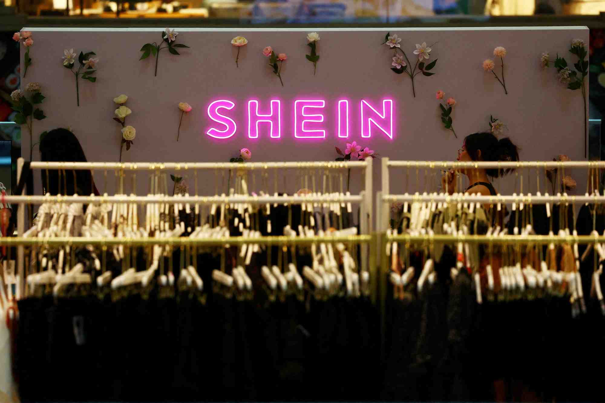 Un pop-up store shein dans un centre commercial de singapour