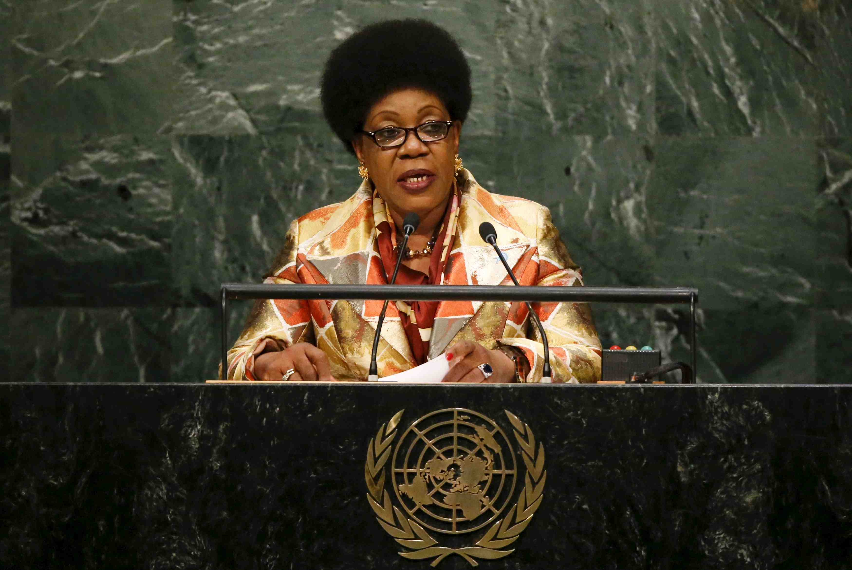 La presidente de centrafrique regagne prematurement son pays