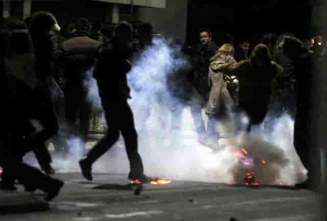 Heurts pres du siege de la police au kosovo