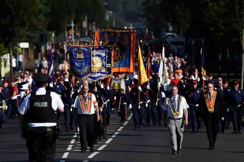 Les protestants nord-irlandais defilent dans le calme