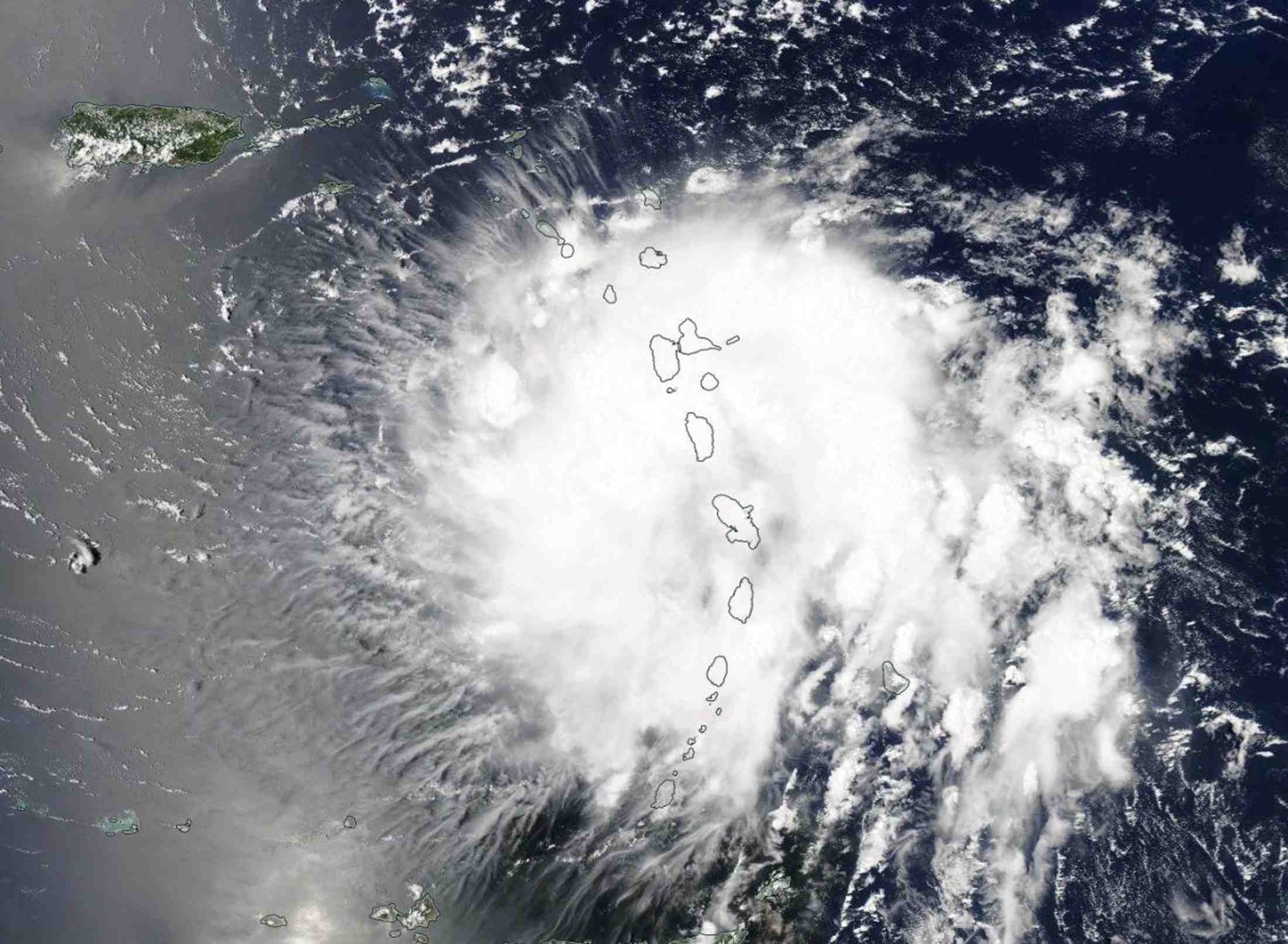 L'ouragan dorian se renforce en s'approchant de la floride