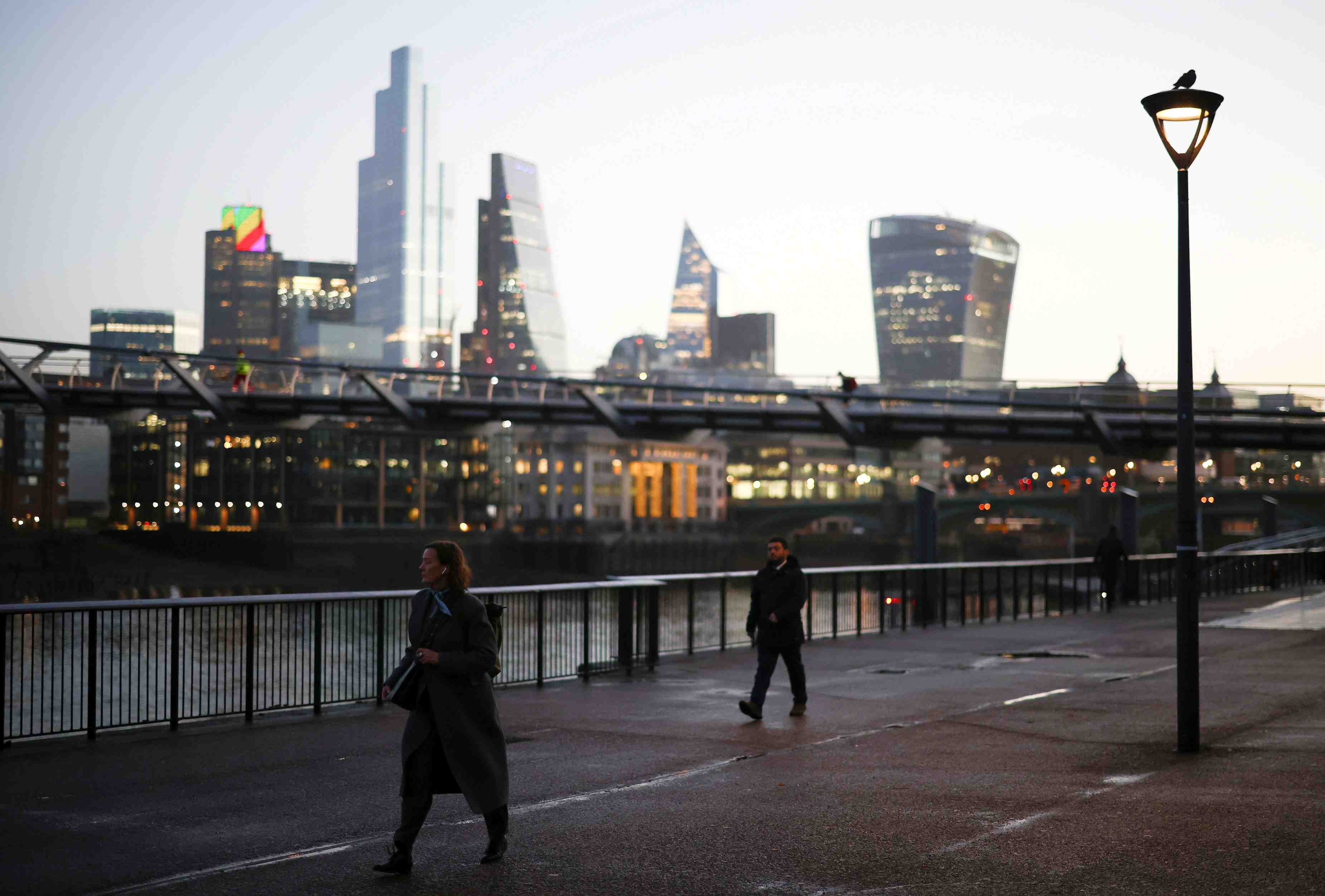 Coronavirus: londres passe en niveau d'alerte "tres eleve"