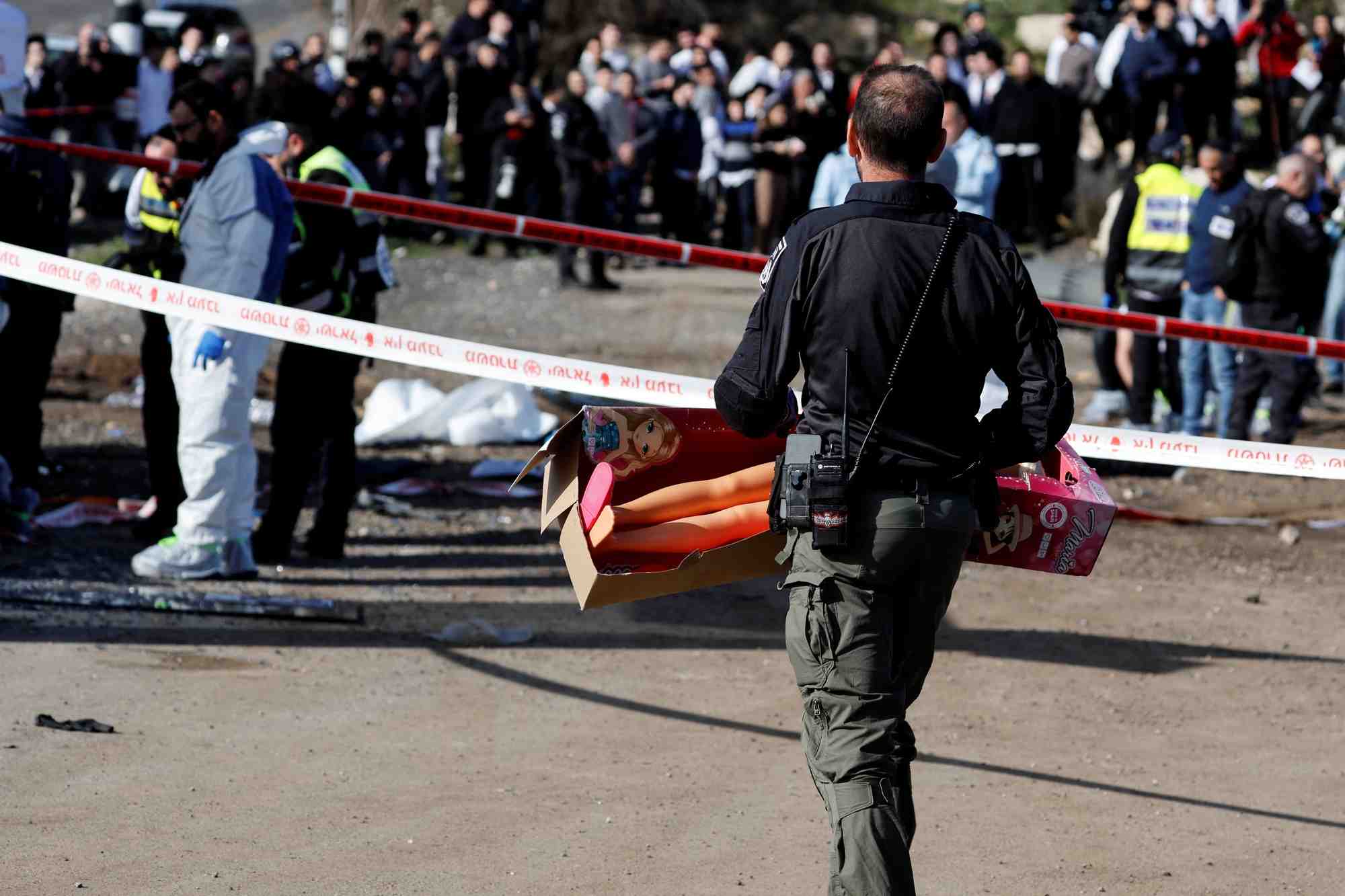 Un policier israelien sur les lieux d'un attentat presume a la voiture belier