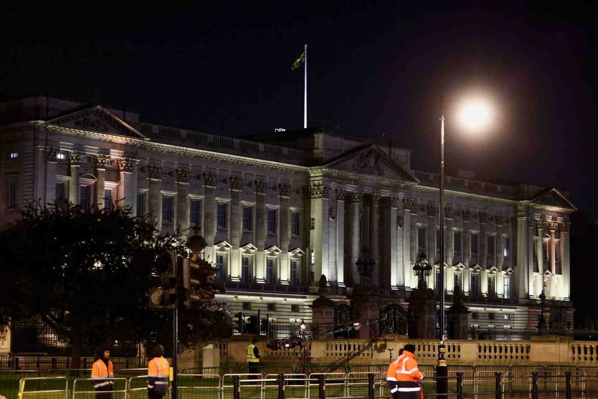 Les forces de securite devant le palais de buckingham apres une arrestation