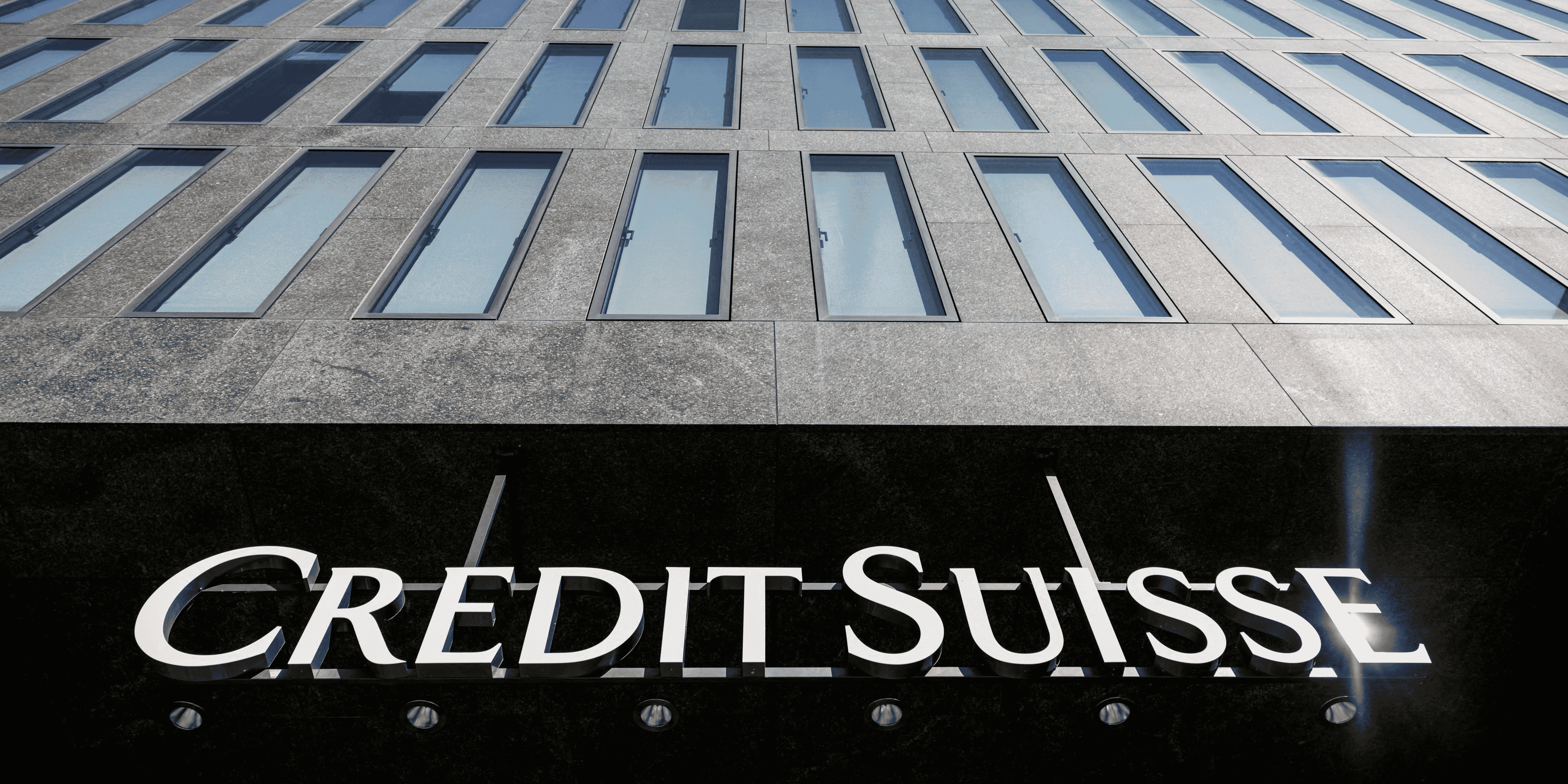 Logo credit suisse sur un immeuble a zurich