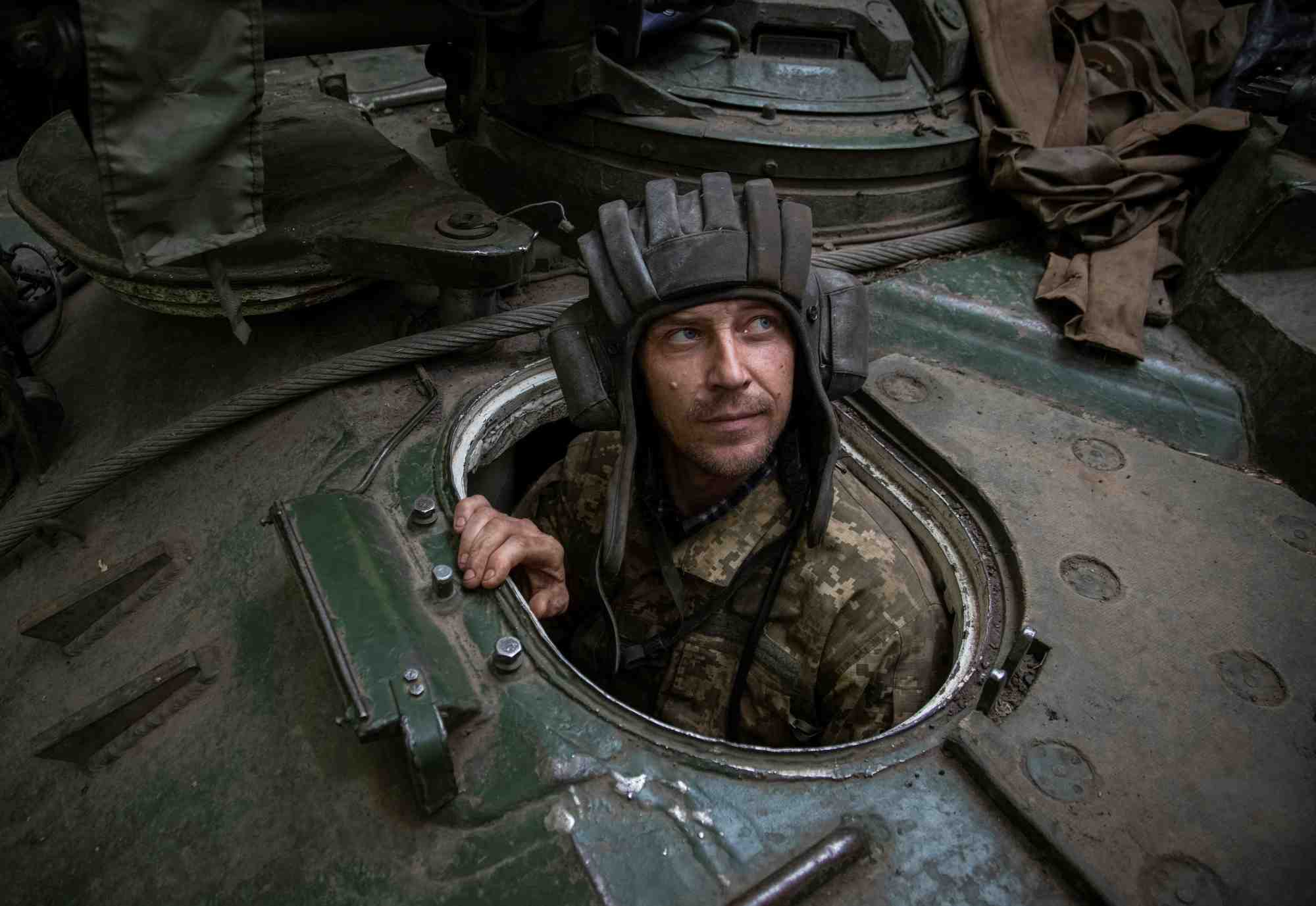 Un soldat ukrainien dans un vehicule militaire blinde, dans la region de donetsk