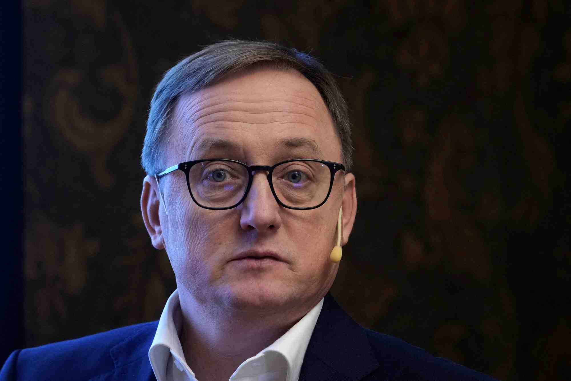Le gouverneur de la banque centrale lettone, martins kazaks, assiste a la presentation des previsions macroeconomiques de la banque a riga