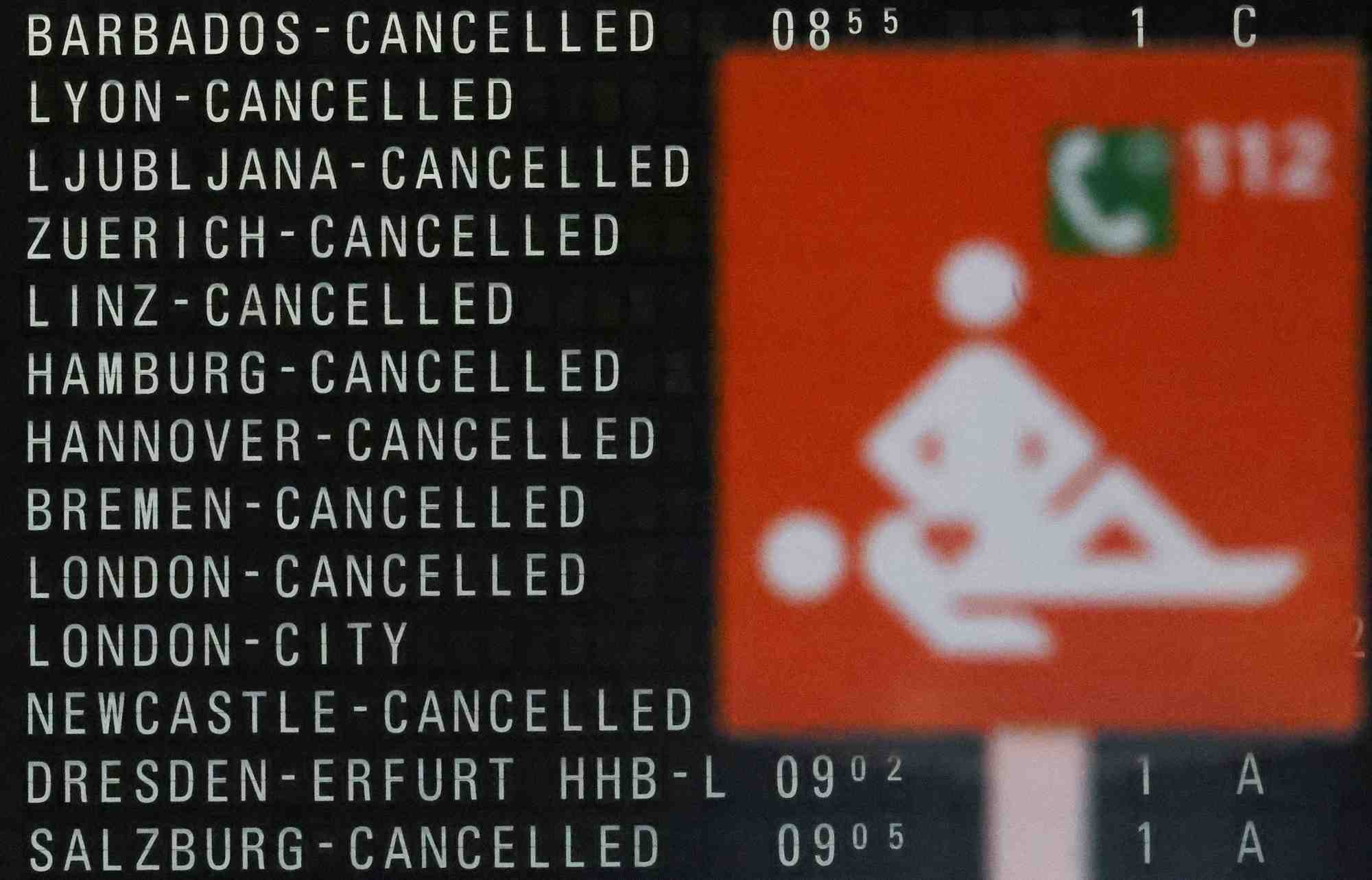 Un tableau affichant les vols annules a l'aeroport de francfort, ferme aux passagers en raison d'une greve
