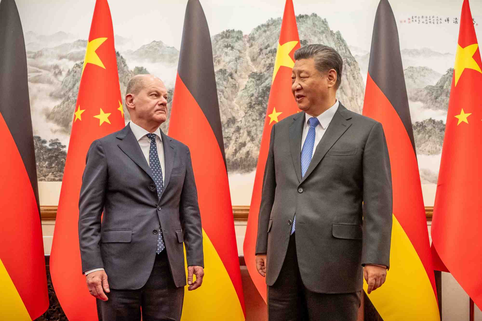 Le chancelier allemand est arrivé en Chine dimanche, accompagné d'une importante délégation composée de ministres et de chefs d'entreprise. Il s'agit de sa deuxième venue dans le pays asiatique depuis son entrée en fonction fin 2021.