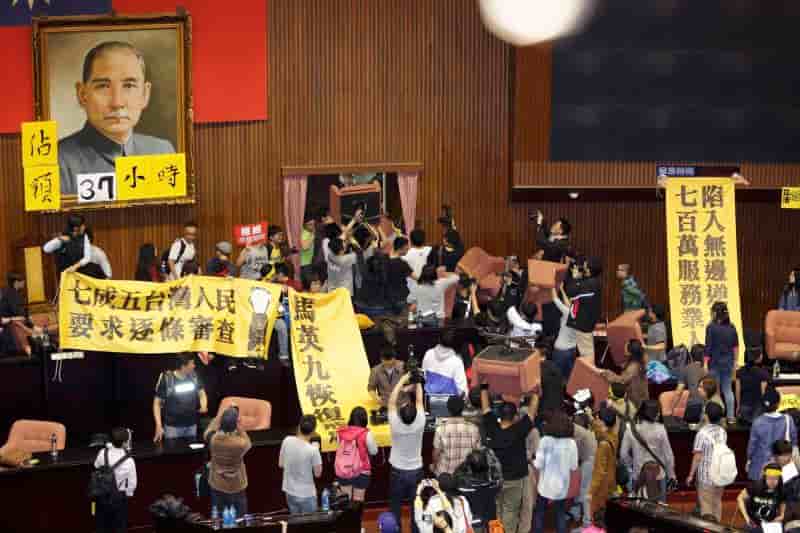 Des étudiants occupent le parlement taiwanais