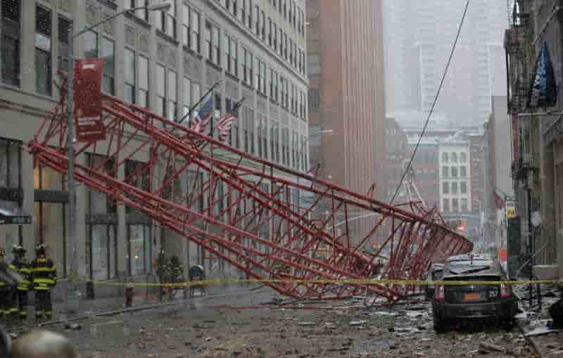 Une grue s'effondre dans le centre de manhattan