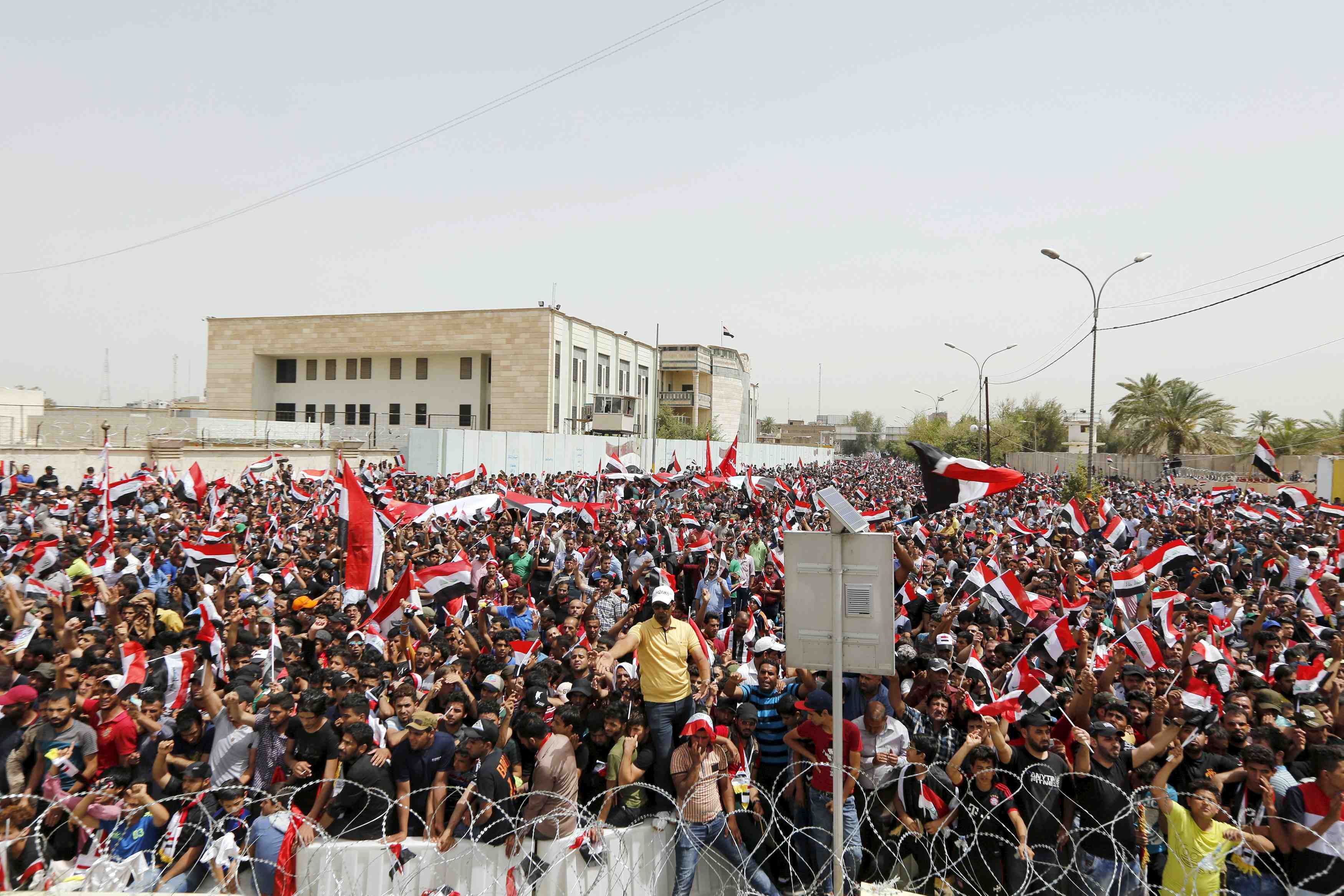 Des partisans de sadr manifestent pour reclamer un remaniement en irak