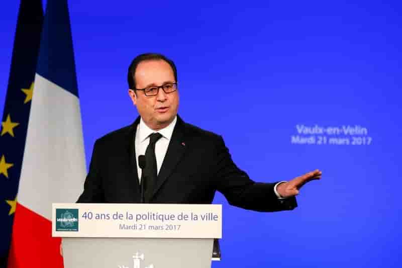 Hollande defend la ve republique critiquee par hamon