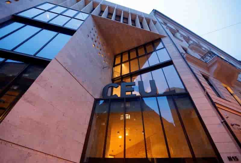 La hongrie attaque une universite financee par soros