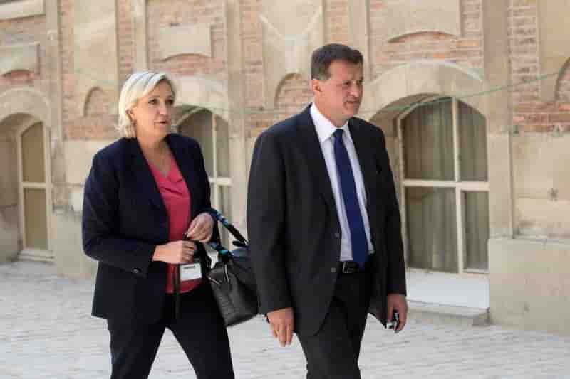 Aliot mis en examen dans le dossier des assistants du fn
