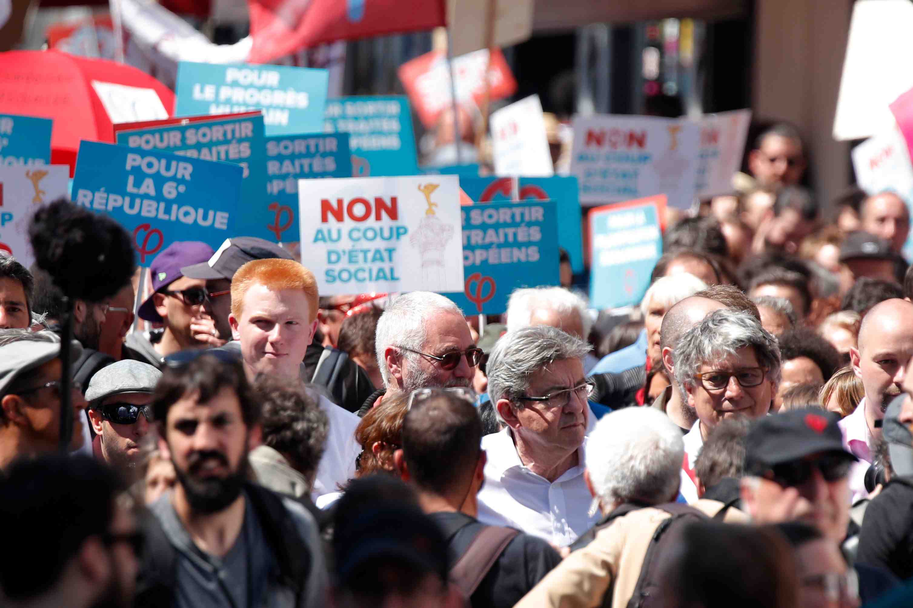 "soyez la maree humaine", dit melenchon