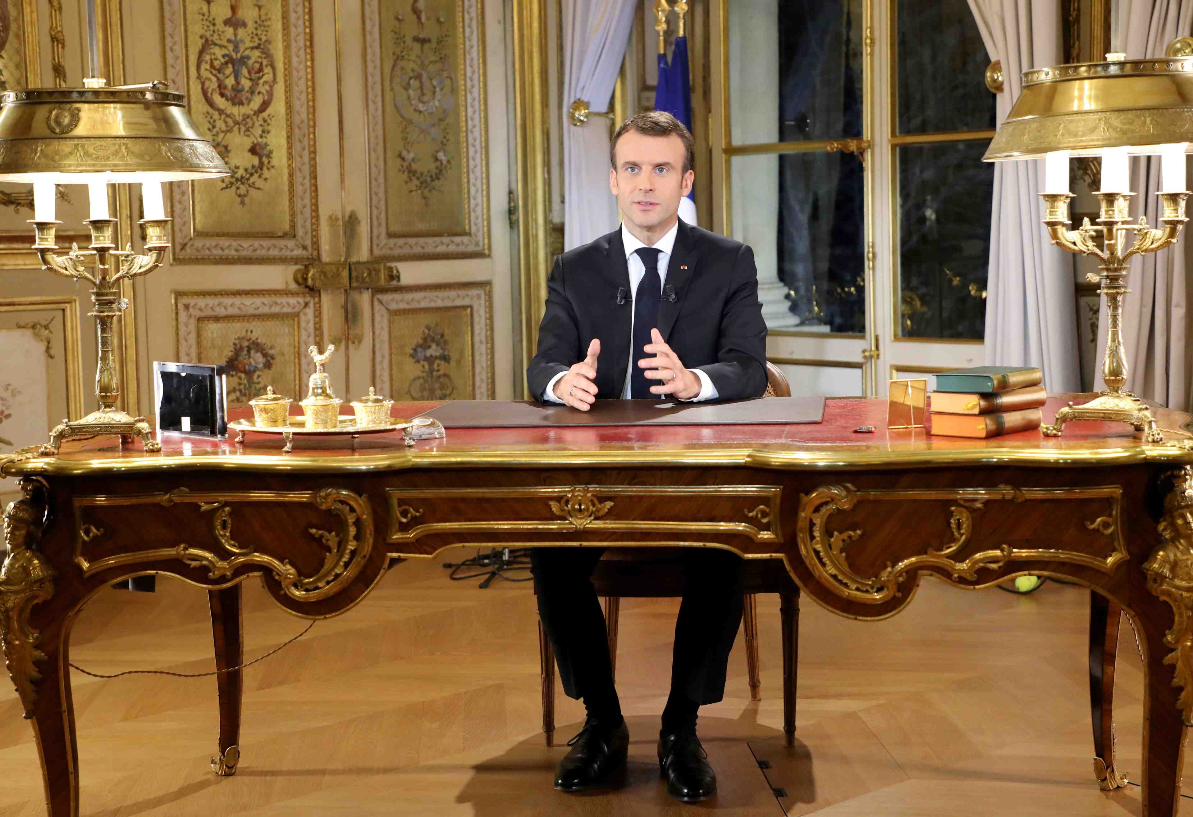 Macron decrete l'"etat d'urgence economique et sociale"