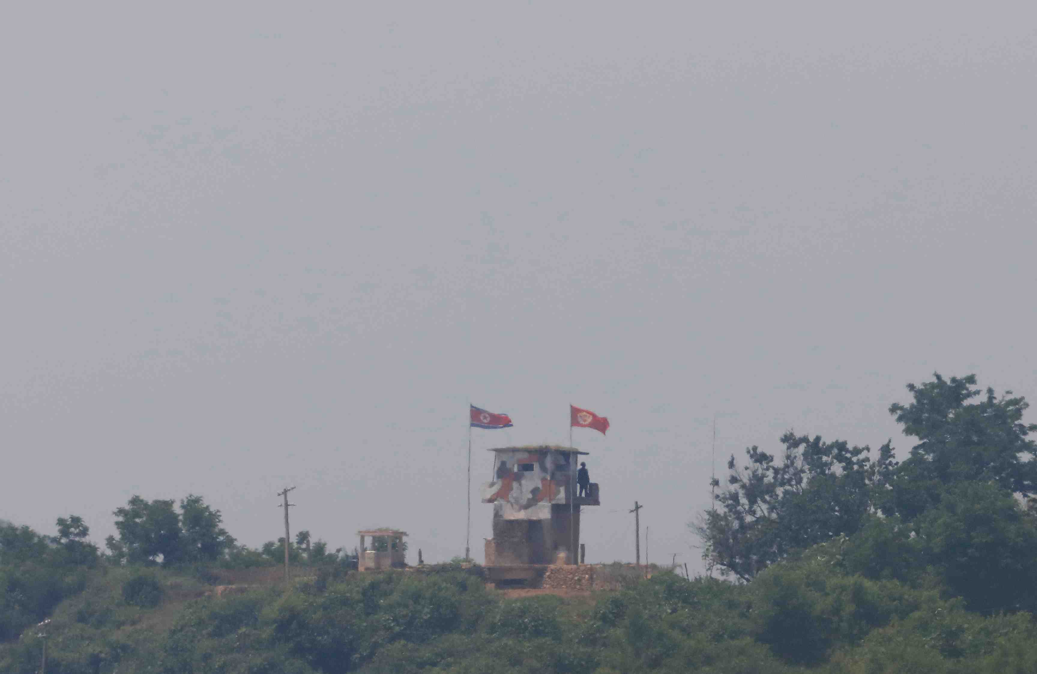 Un nord-coreen rentre a pieds dans son pays apres avoir fait defection au sud