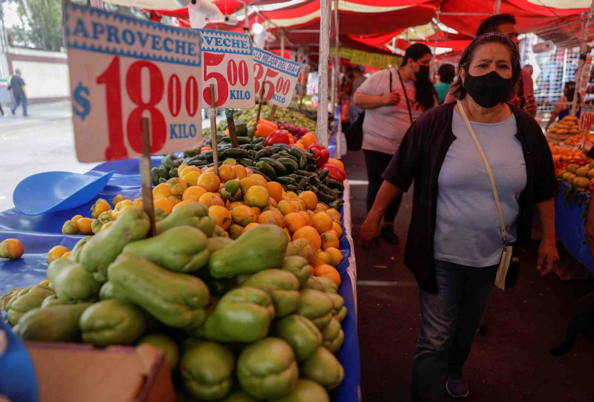 Des clients dans un marche de mexico