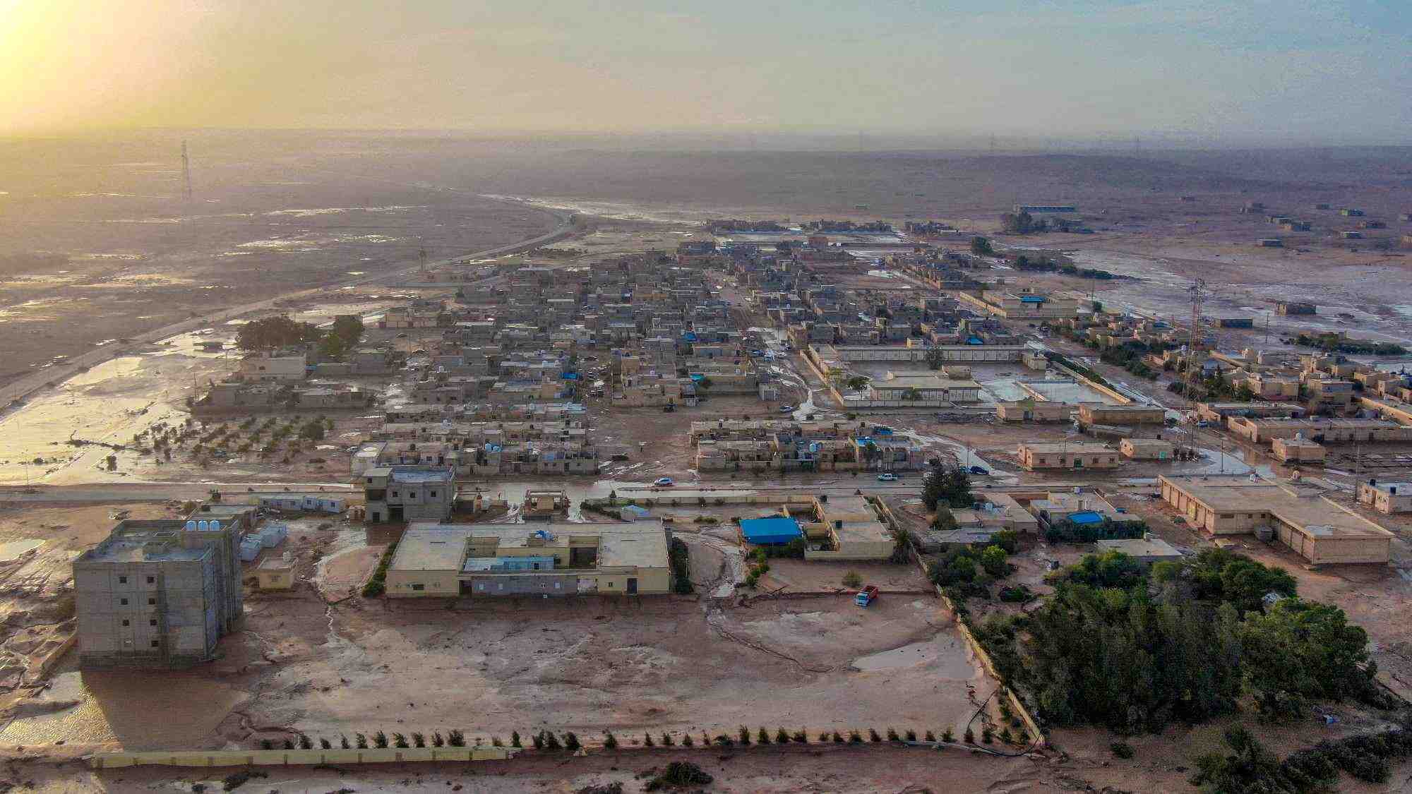Vue des eaux de crue couvrant al-mukhaili, en libye