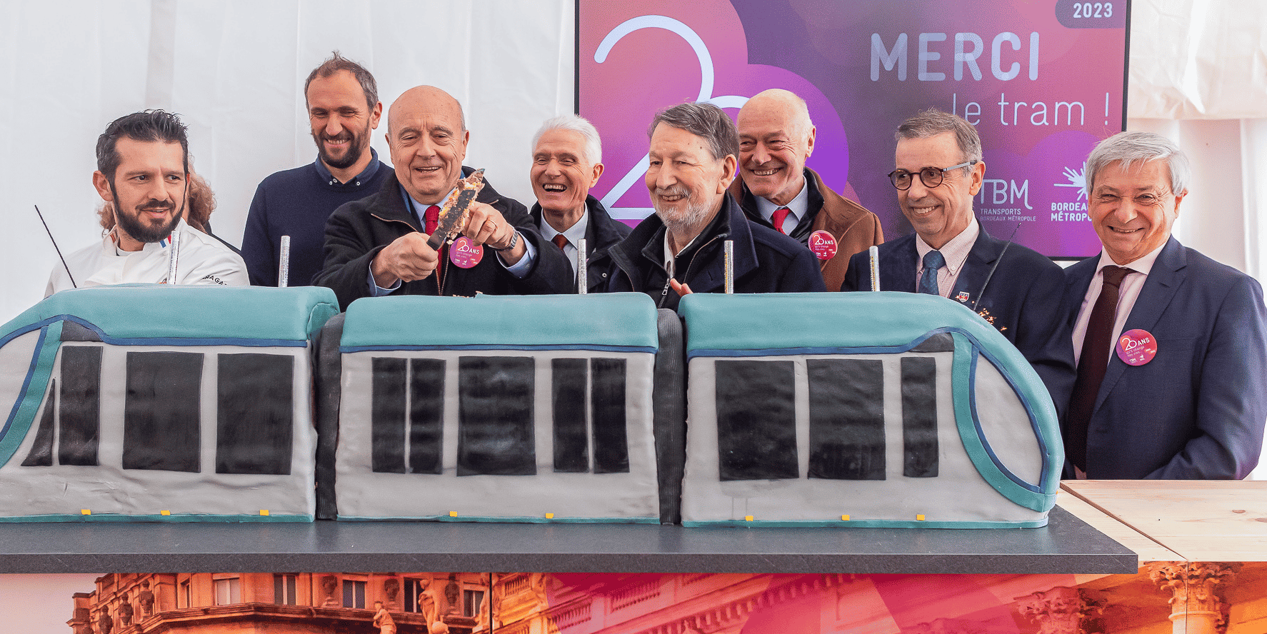 Vincent Feltesse, Alain Juppé, Patrick Bobet, Alain Anziani et Alain Rousset : cinq présidents de Bordeaux Métropole étaient réunis samedi 16 décembre 2023 pour fêter les 20 ans du tramway avec Pierre Hurmic, maire de Bordeaux, et Étienne Guyot, préfet de région, autour d'un gâteau créé pour l'occasion.