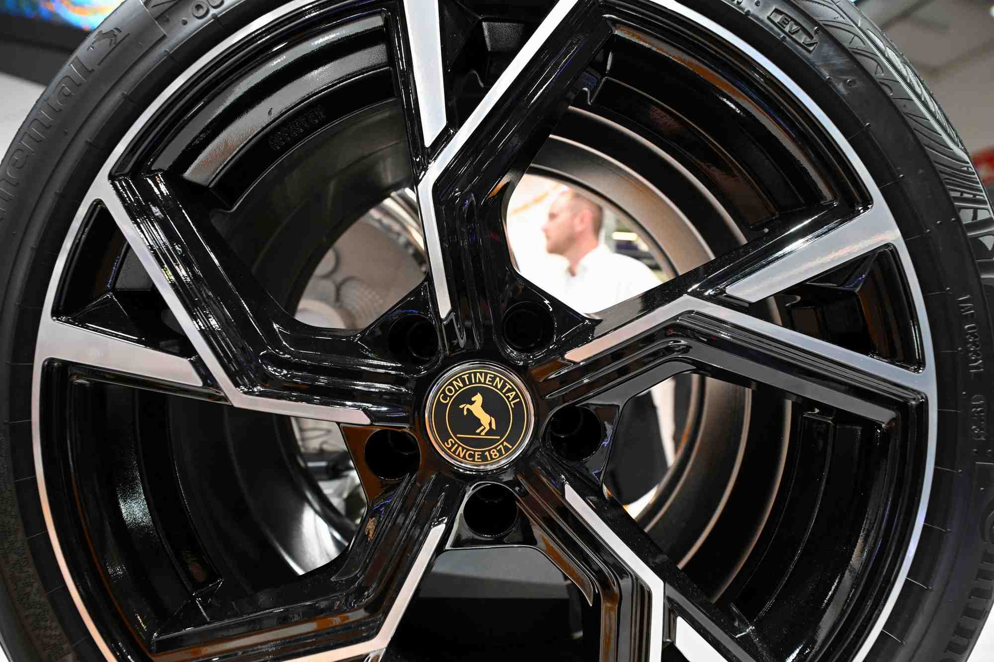 Logo de continental sur une roue de voiture au salon de l'automobile de munich 2023 iaa mobility