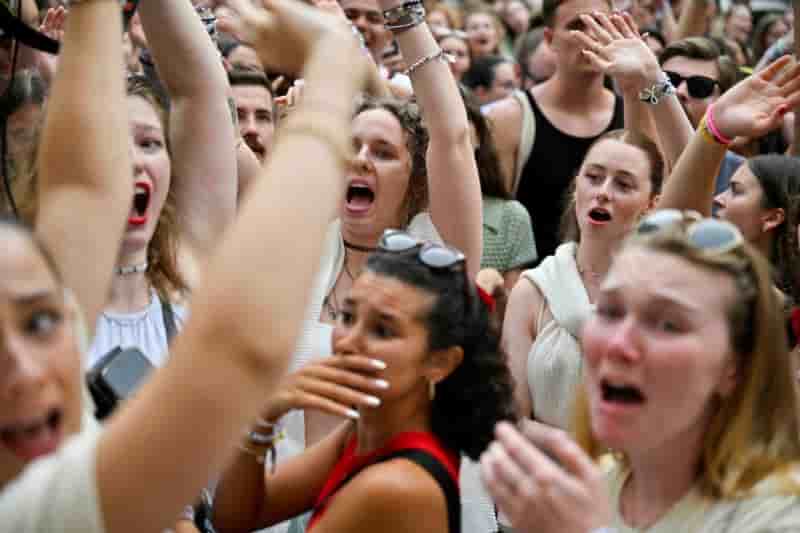 Des fans de taylor swift en pleurs apres l'annulation de ses concerts a vienne, en autriche