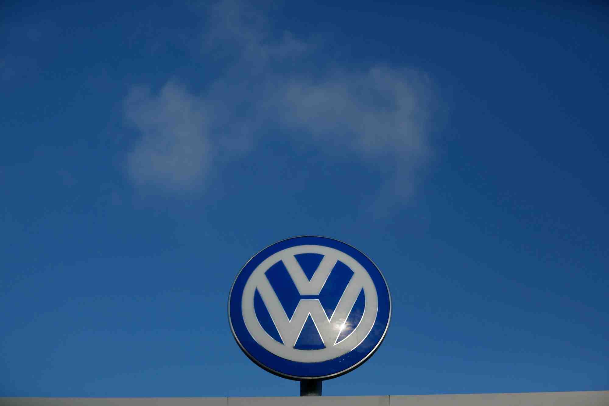 Un logo de volkswagen au sommet d'une usine en allemagne