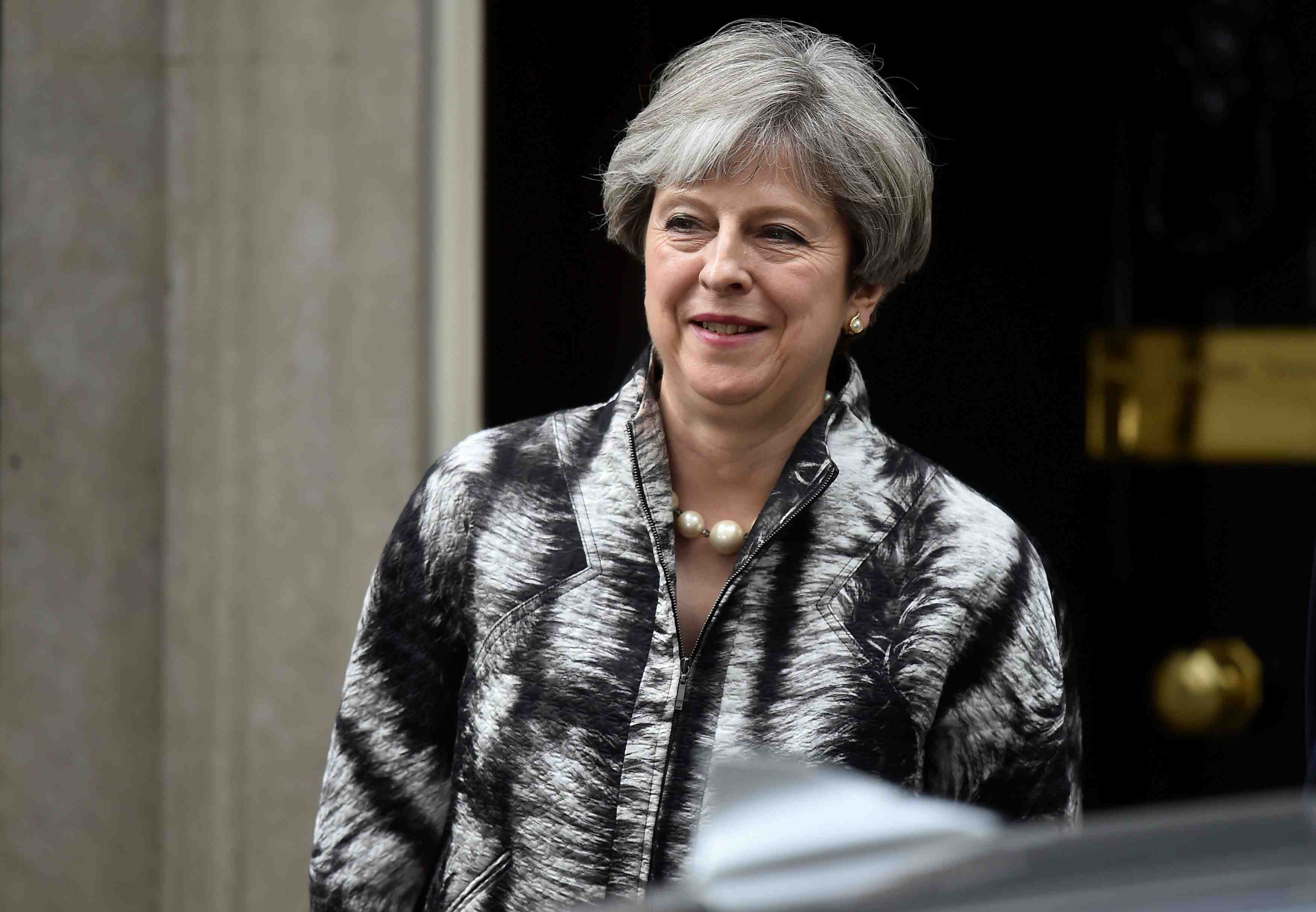 Theresa may a paris pour discuter lutte contre l'extremisme sur internet