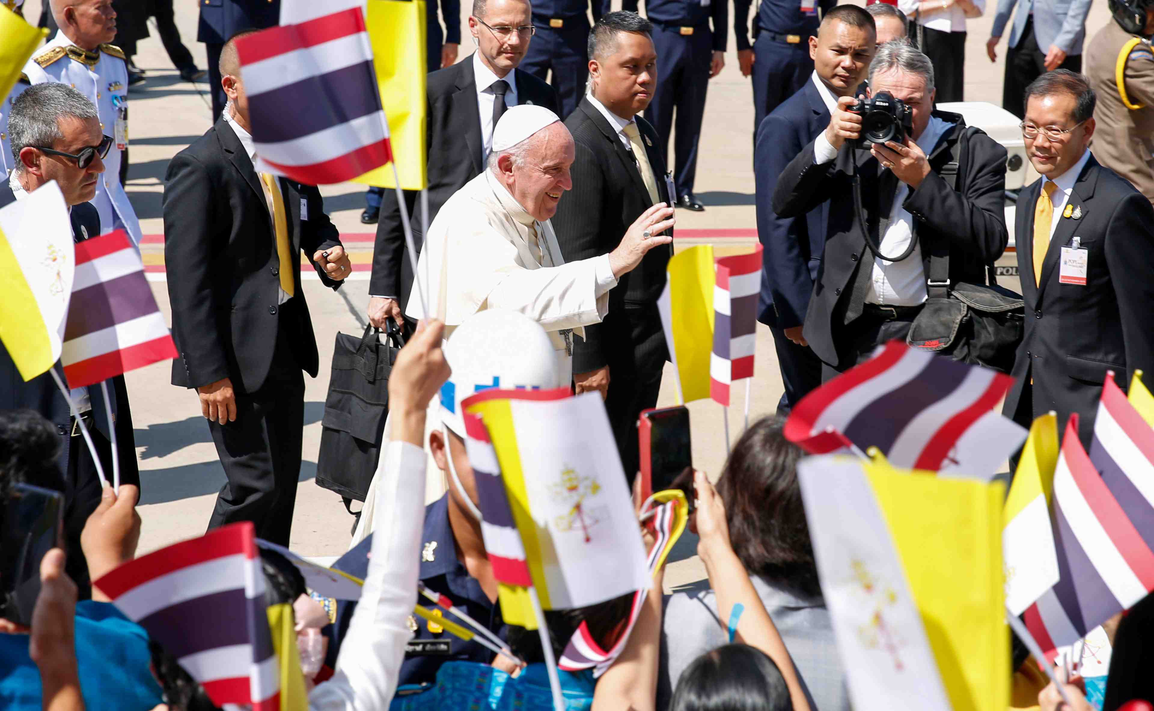 Le pape francois debute une visite en thailande et au japon
