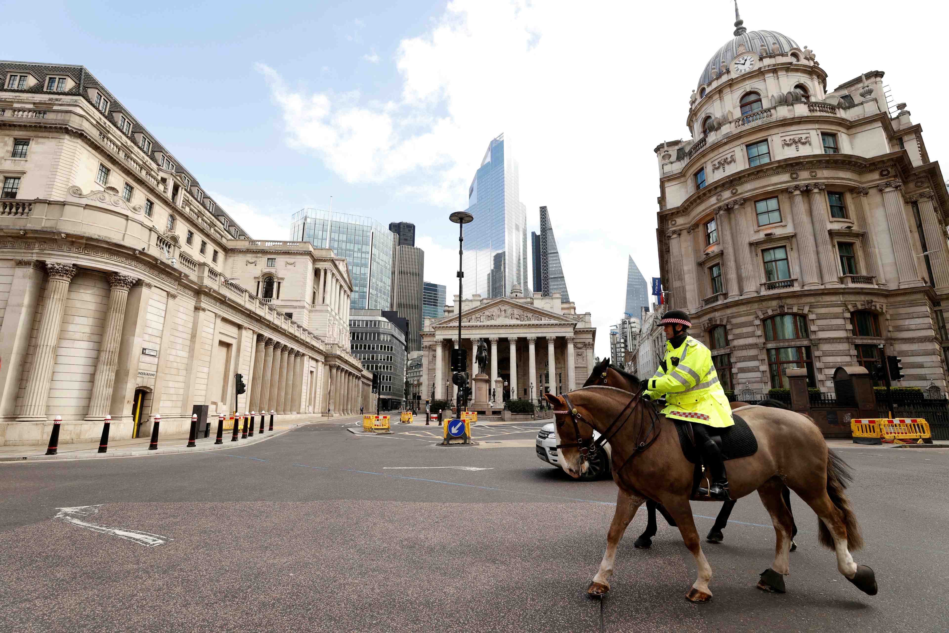 Les banques britanniques chutent apres avoir renonce aux dividendes