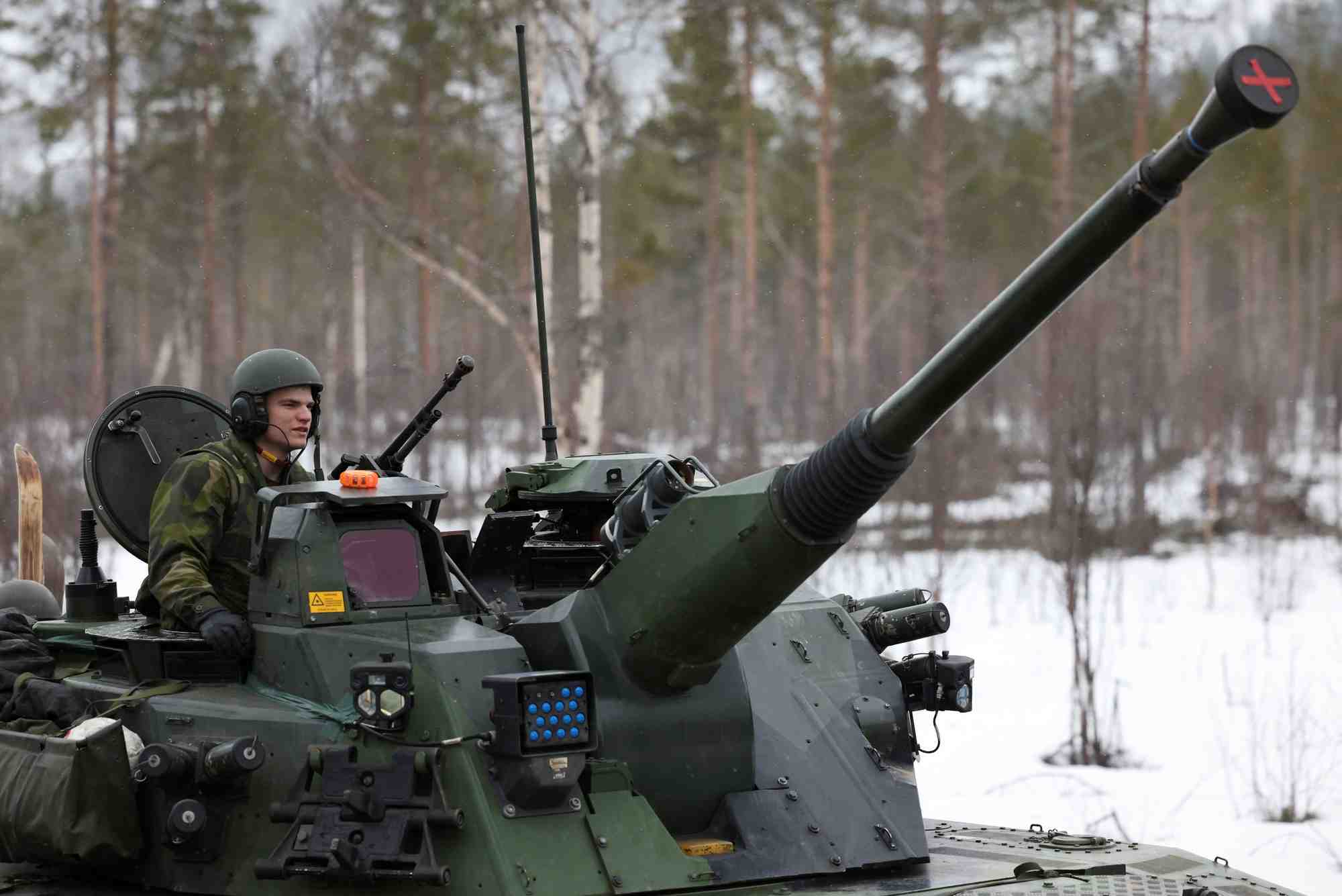 Un soldat de l'armee suedoise dans un tank