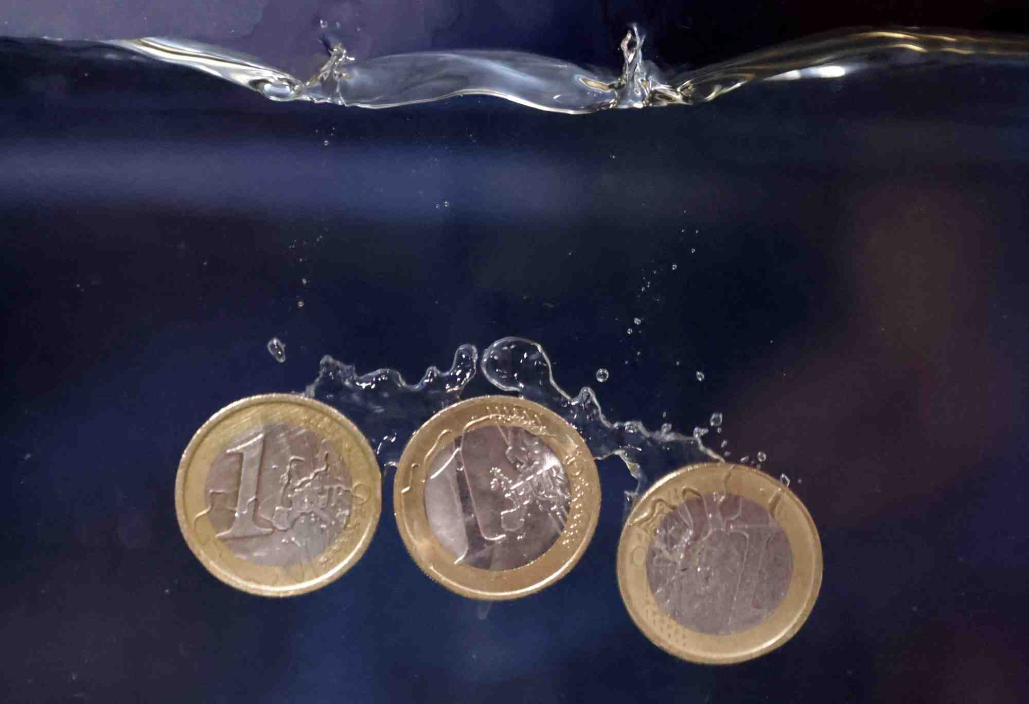 Une illustration montre des pieces d'euros plongeant dans l'eau