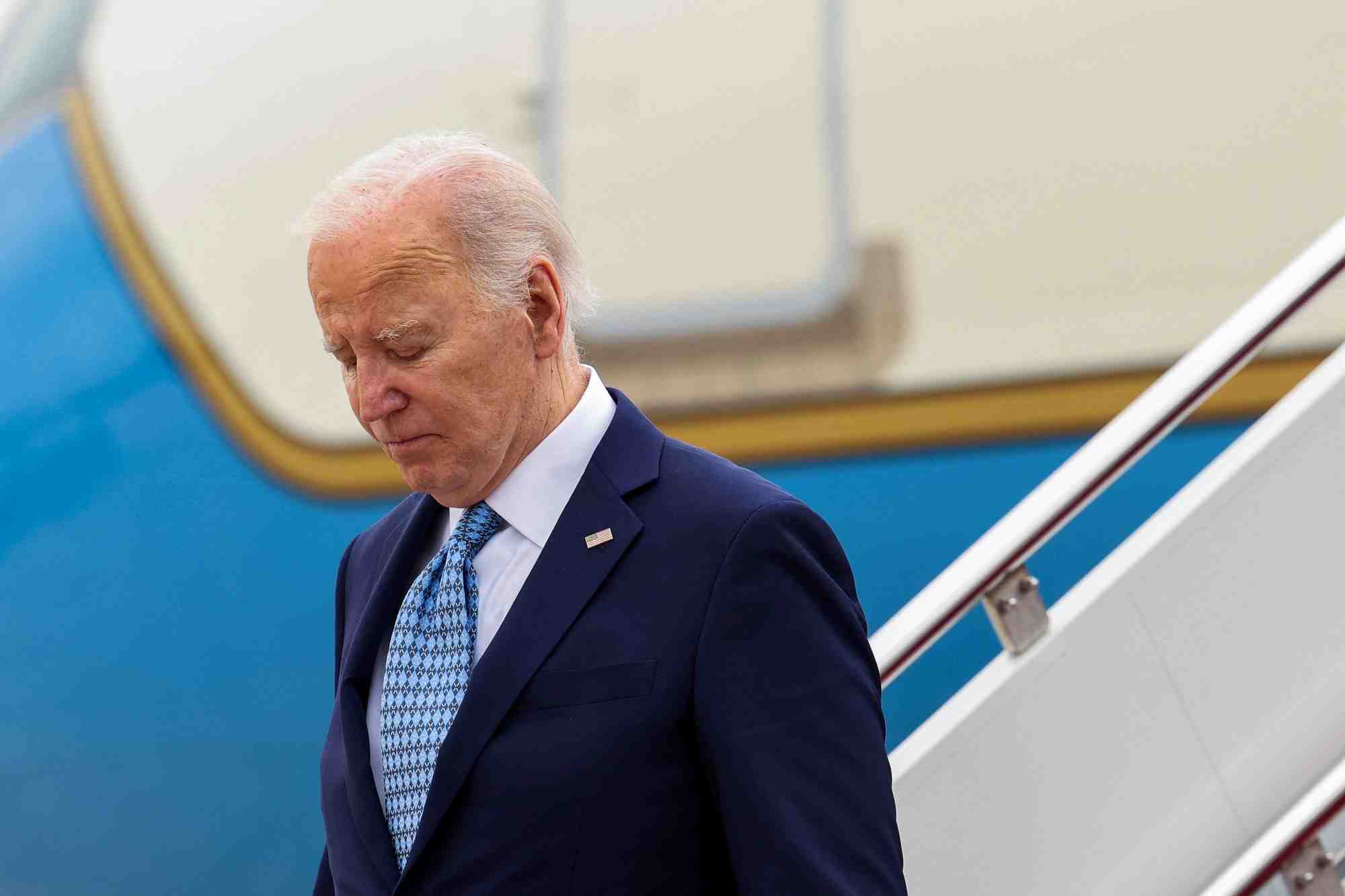 Le president americain joe biden debarque de l'air force one a la base conjointe d'andrews, dans le maryland