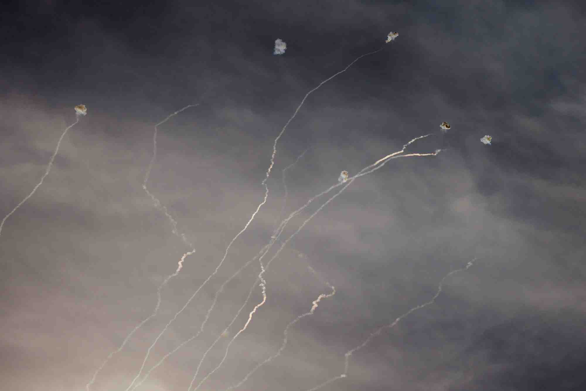 Le systeme de defense antimissile israelien iron dome intercepte des missiles en provenance du liban