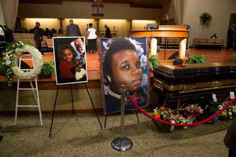 Des centaines d'anonymes aux funérailles de Michael Brown