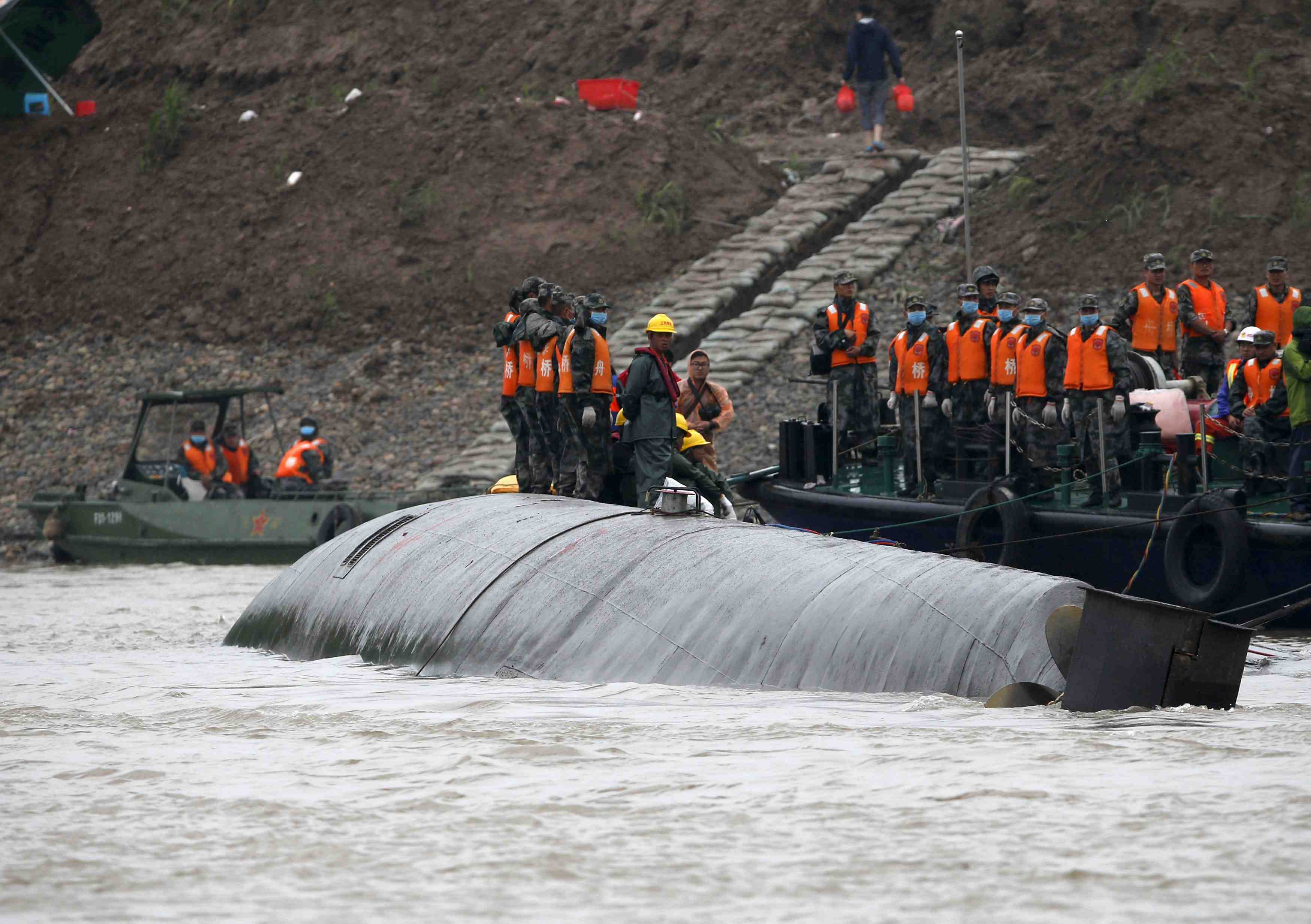 Plus de 400 disparus apres un naufrage sur le yangze