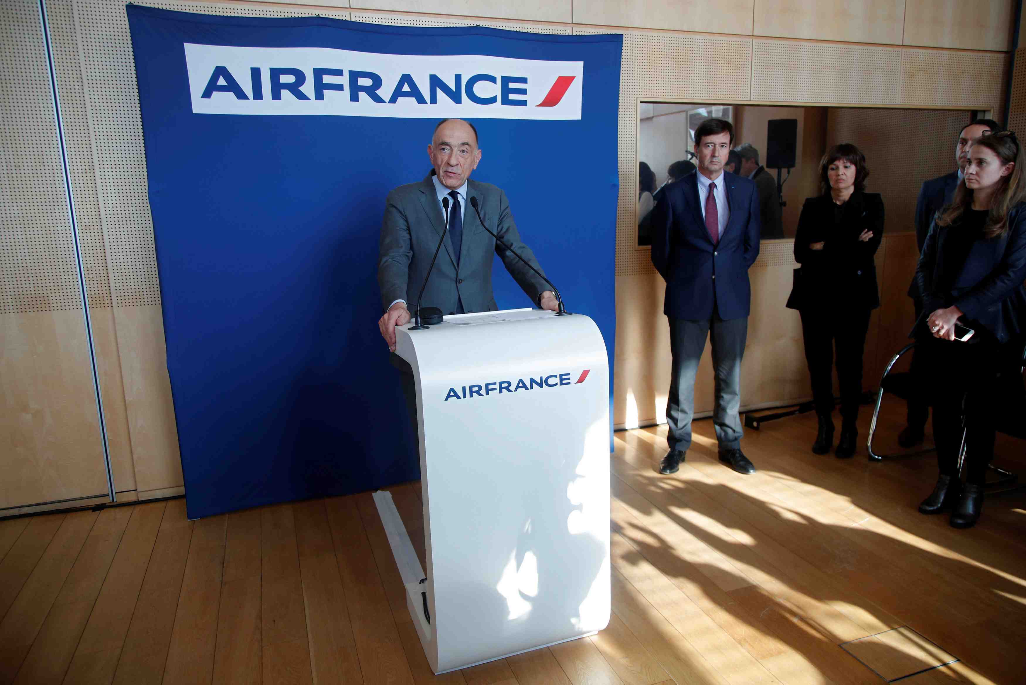 Janaillac conservera ses fonctions a air france jusqu'au 15 mai