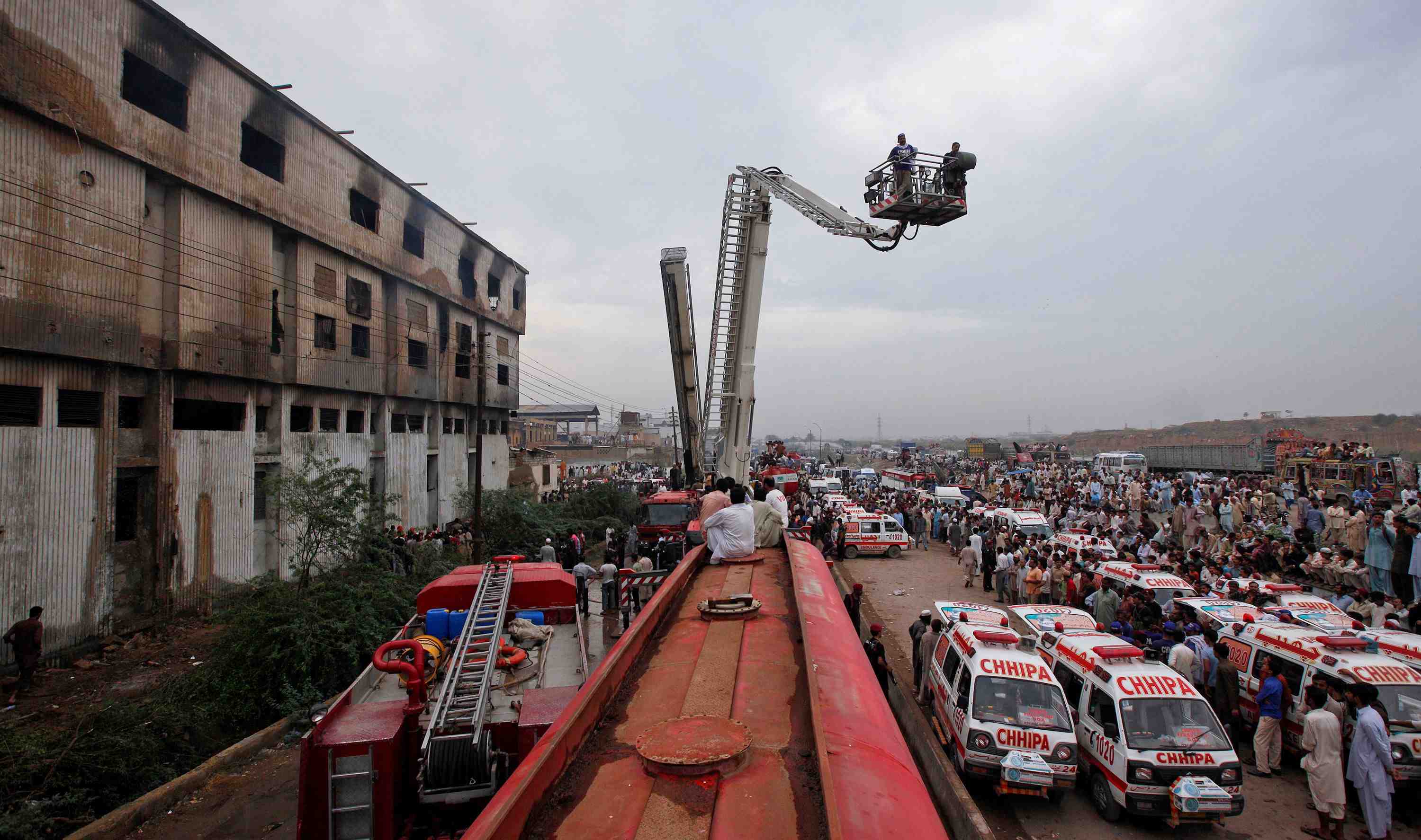 Pakistan: deux condamnations a mort pour un incendie meurtrier dans une usine textile