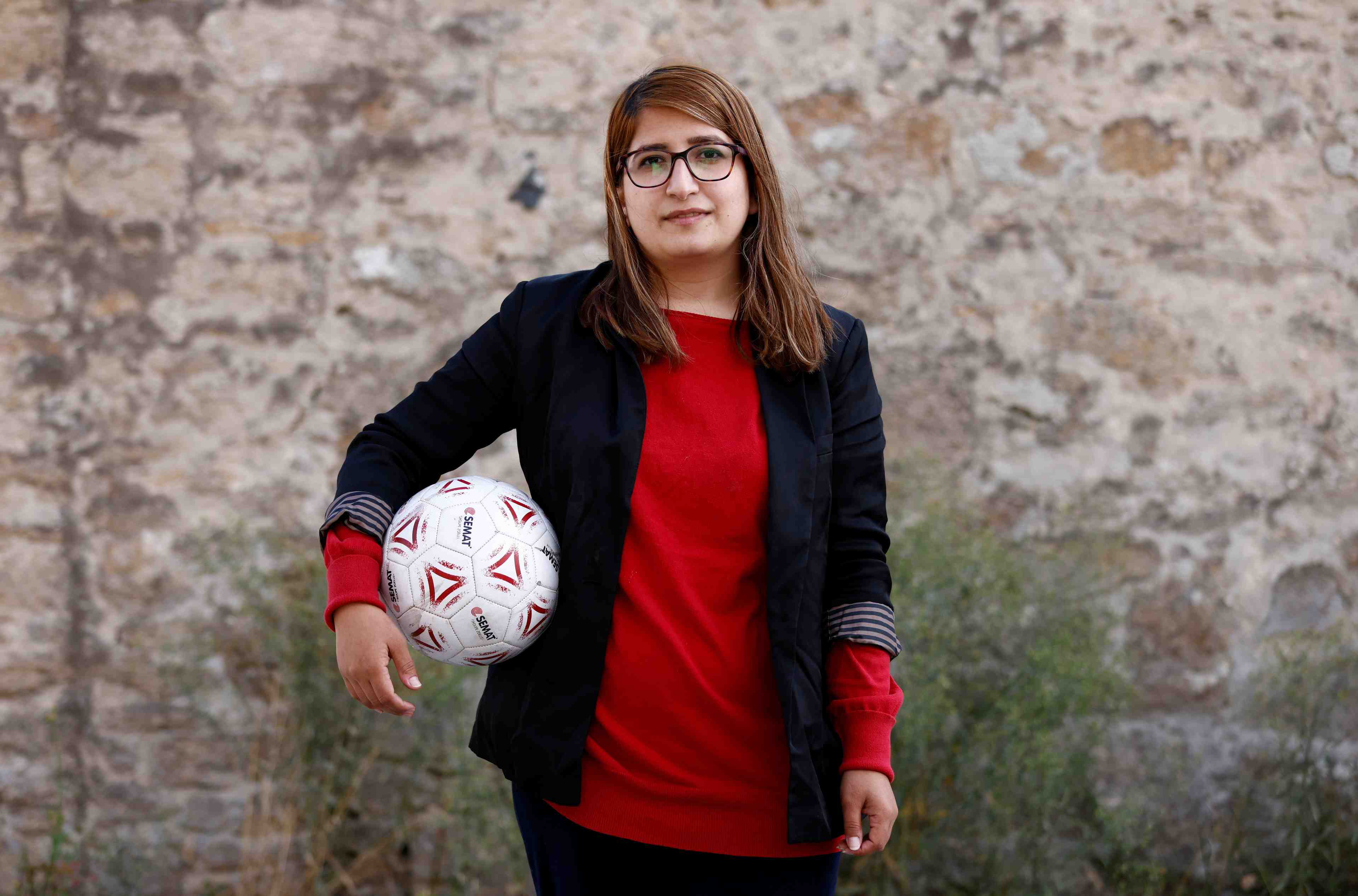 Il n'y a pas d'avenir en afghanistan, deplore une joueuse de football refugiee en france